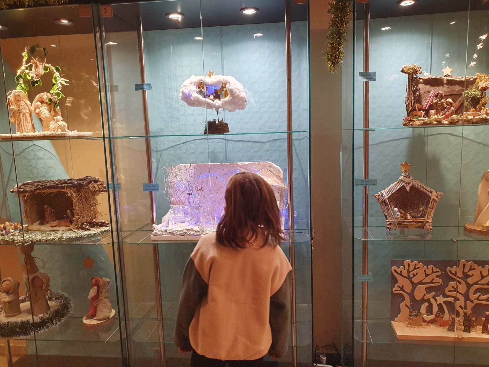 Una nena contempla les maquetes i diorames exposats en les vitrines del passadís de l'Ateneu. FOTO: Judit Josa