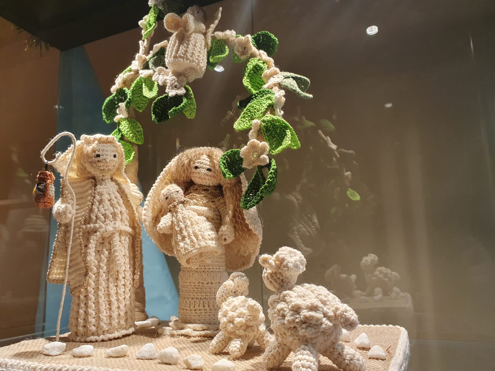 La modista Josefina Xufré Sirera, guanyadora durant molts anys del Concurs Nacional de Vestits de Paper, presenta un naixement de ganxet. FOTO: Judit Josa