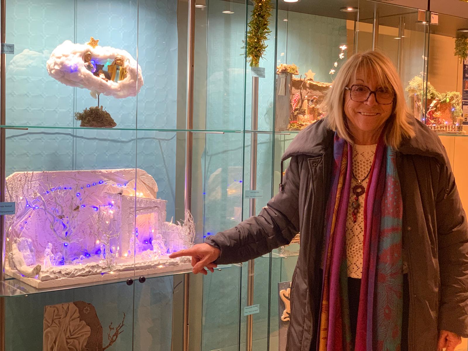 Maria Teresa Montull mostra un dels seus dos naixements, enguany amb una escena futurista anomenada Transparències. FOTO: Judit Josa