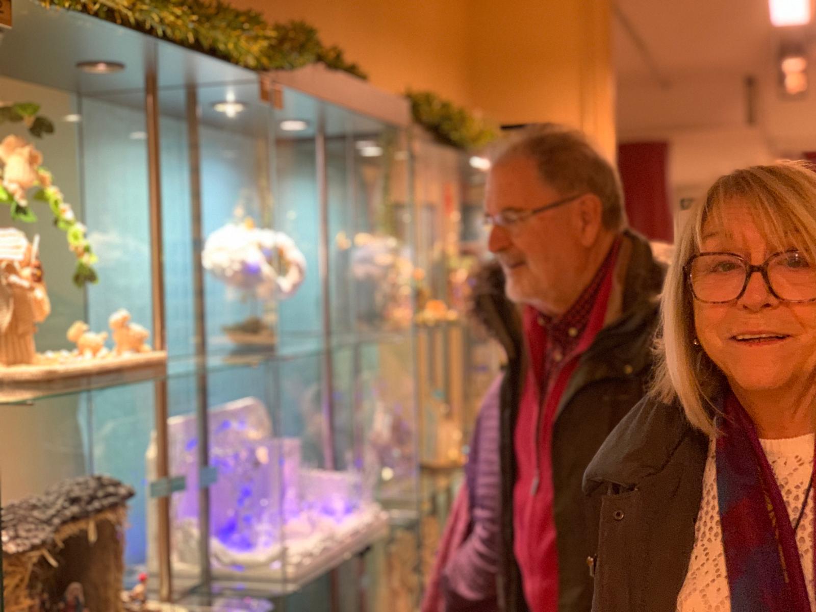 L'escriptor Isidre Grau i la pessebrista Maria Teresa Montull en la visita improvisada a la sortida de l'aula universitària. FOTO: Judit Josa