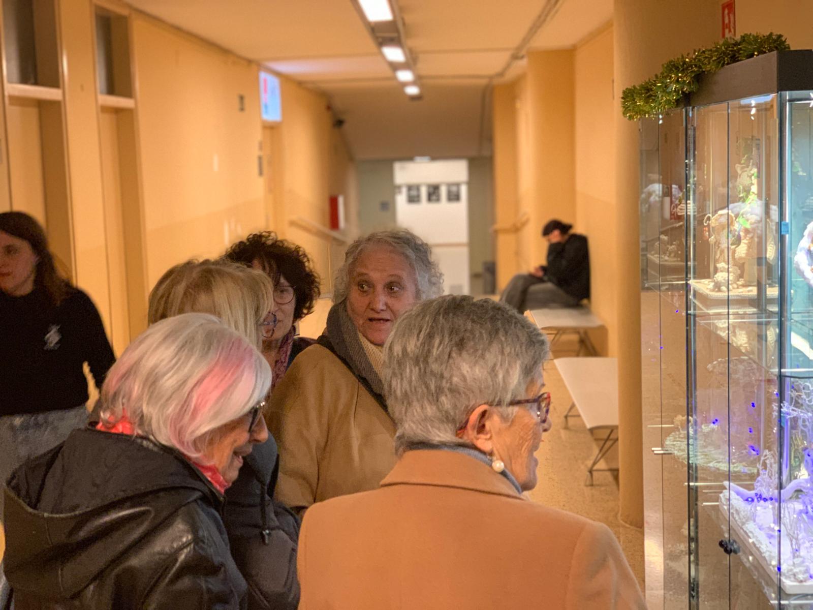 Cares d'il·lusió i comentaris valorant les miniatures i artesania, dimecres, en el primer dia de la segona exposició de pessebres a l'Ateneu. FOTO: Judit Josa