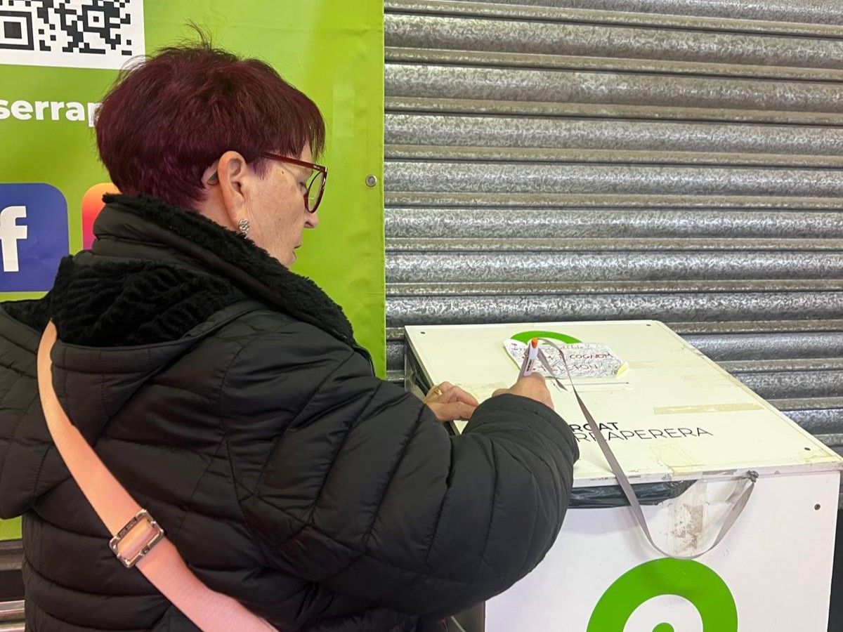 Una veïna participant en el sorteig del Mercat de Serraperera. Foto: Laia Jubany
