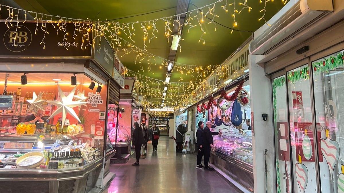 El Mercat de Serraparera guarnit per les festes. Foto: Laia Jubany