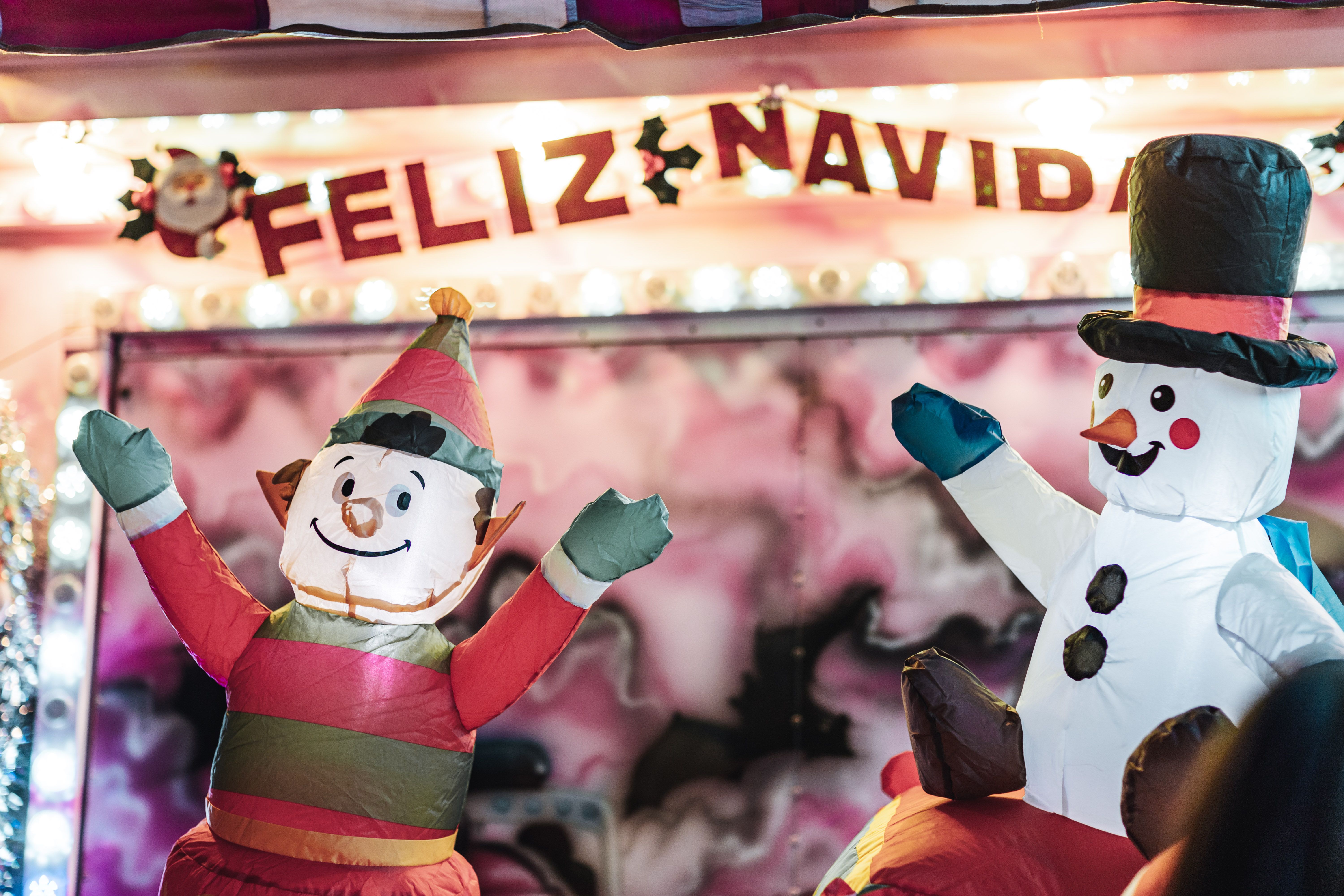 Pares noels i ninots de neu decoren al parc del Turonet un espai on gaudir en família d'atraccions i restauració. FOTO: Arnau Padilla