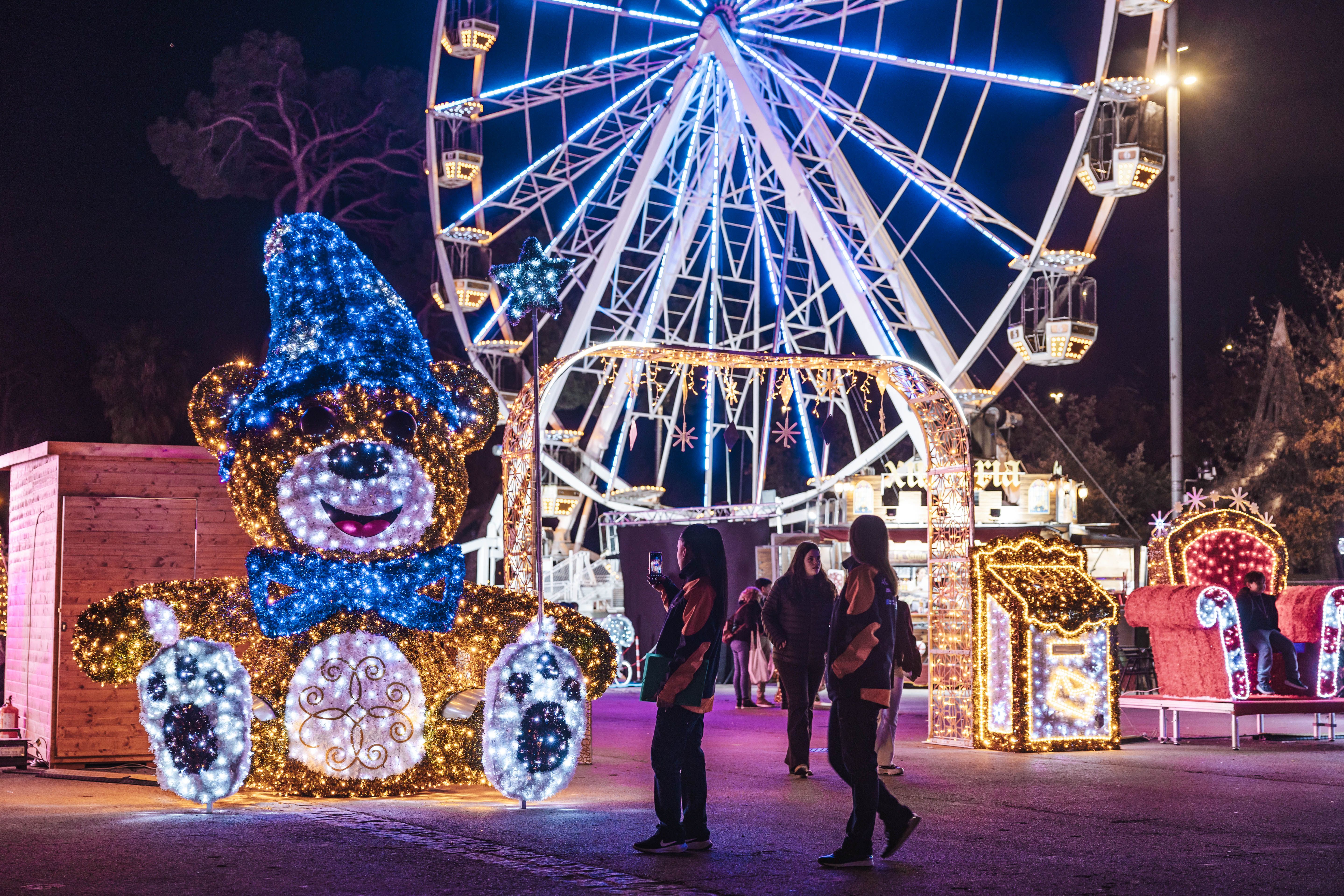 Els primers visitants al parc de Nadal, una iniciativa de l'associació Cerdanyola, Comerç i Serveis que, amb una nòria com a principal reclam, convida a capgirar el Nadal. FOTO: Arnau Padilla