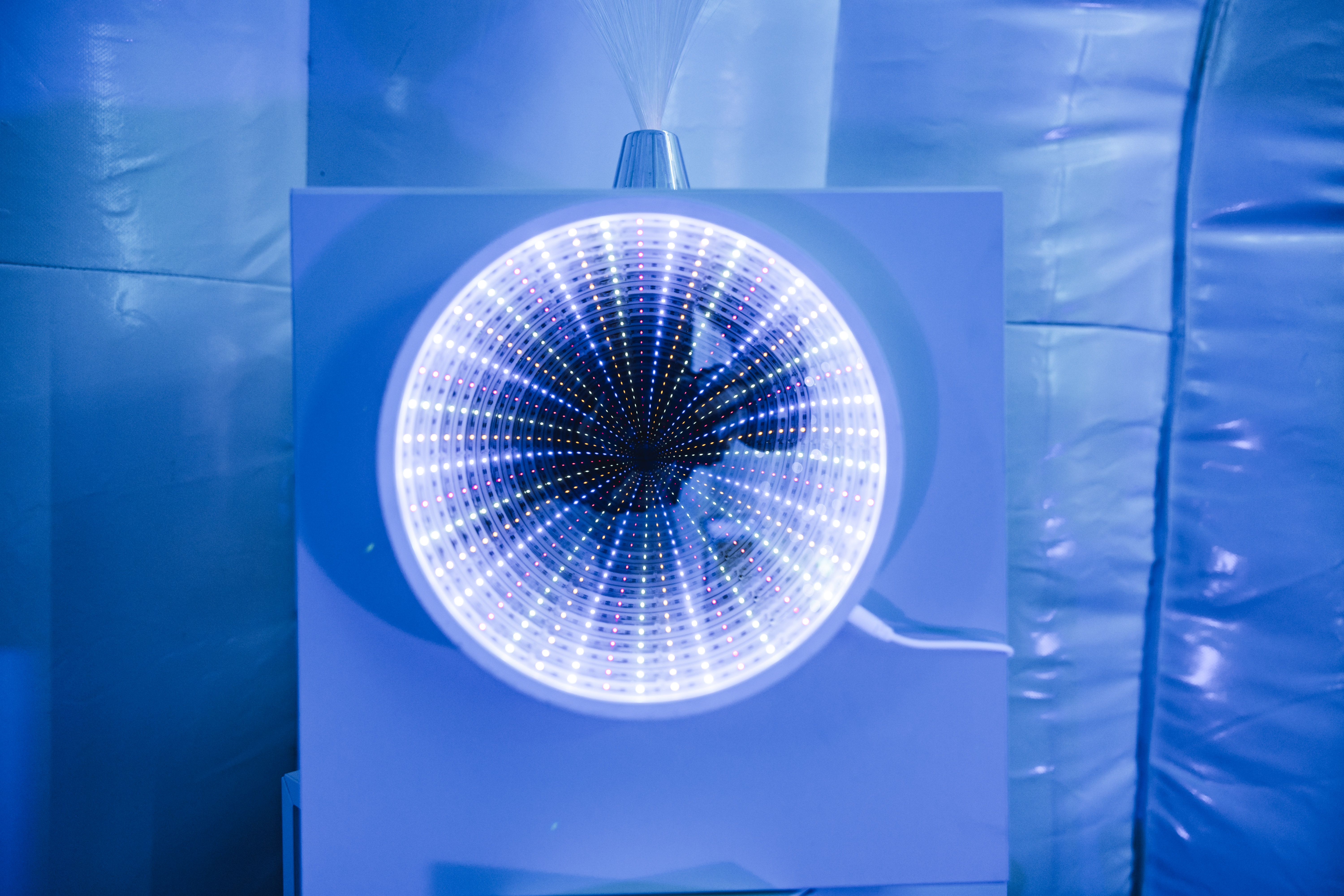 Al laboratori de llum de la Fada Alba, una de les noves atraccions, hi ha un munt d'estris preparats per fer experiments científics. FOTO: Arnau Padilla.