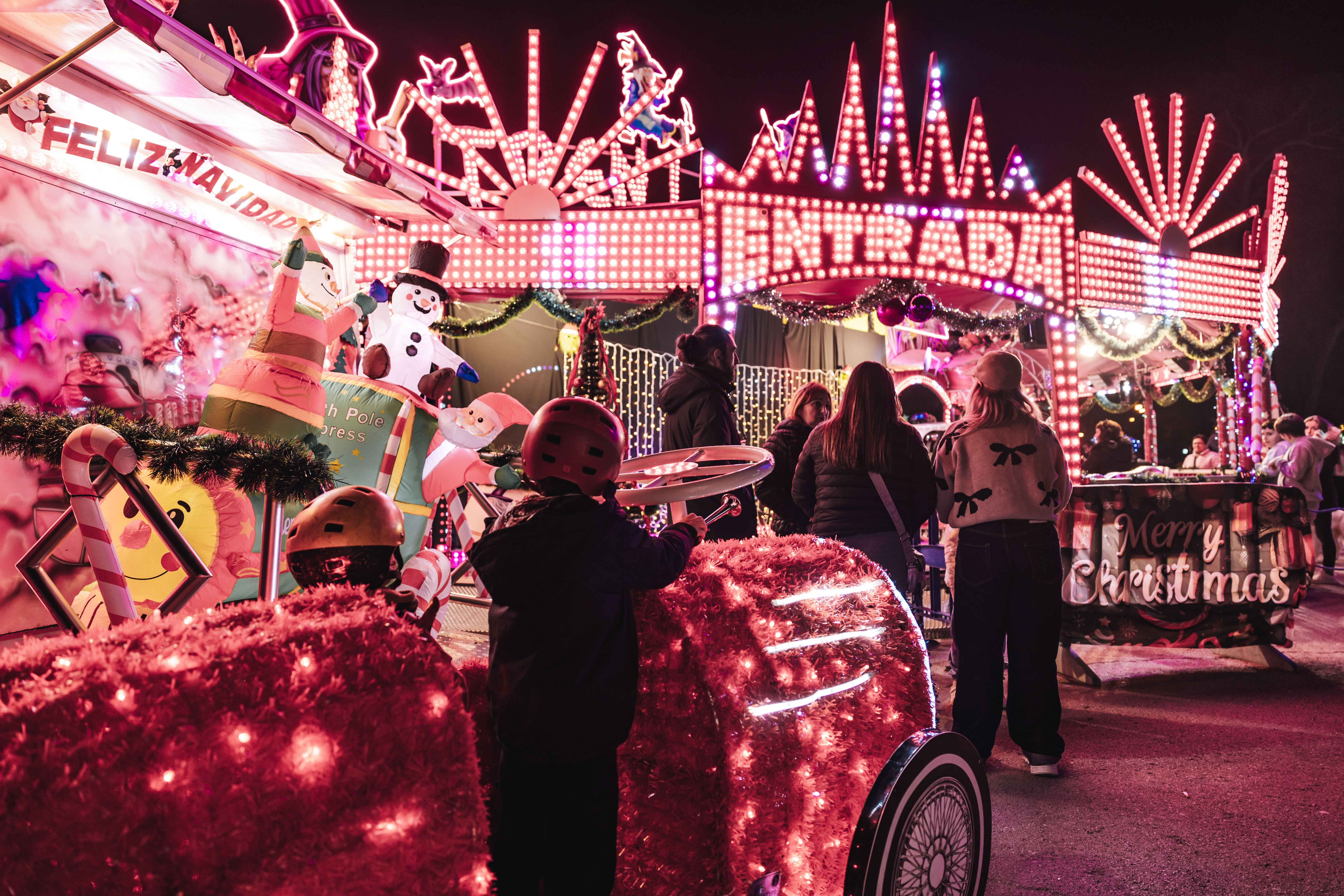 Vista general del Parc de Nadal del Turonet, convertit aquests dies en l’epicentre de l’activitat nadalenca amb atraccions, llums i espais de restauració. FOTOS: Arnau Padilla.