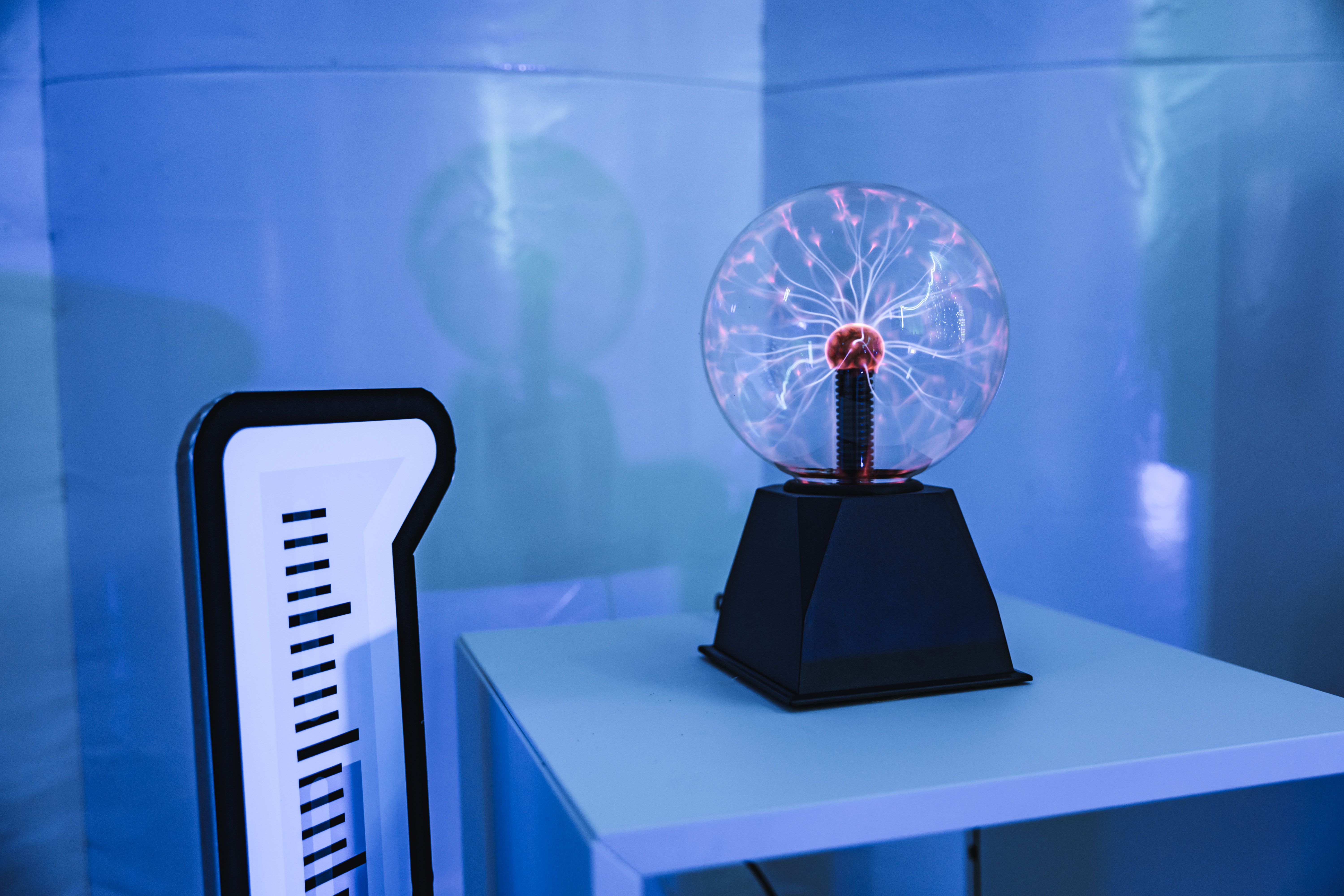 Al laboratori de llum de la Fada Alba, una de les noves atraccions, hi ha un munt d'estris preparats per fer experiments científics. FOTO: Arnau Padilla