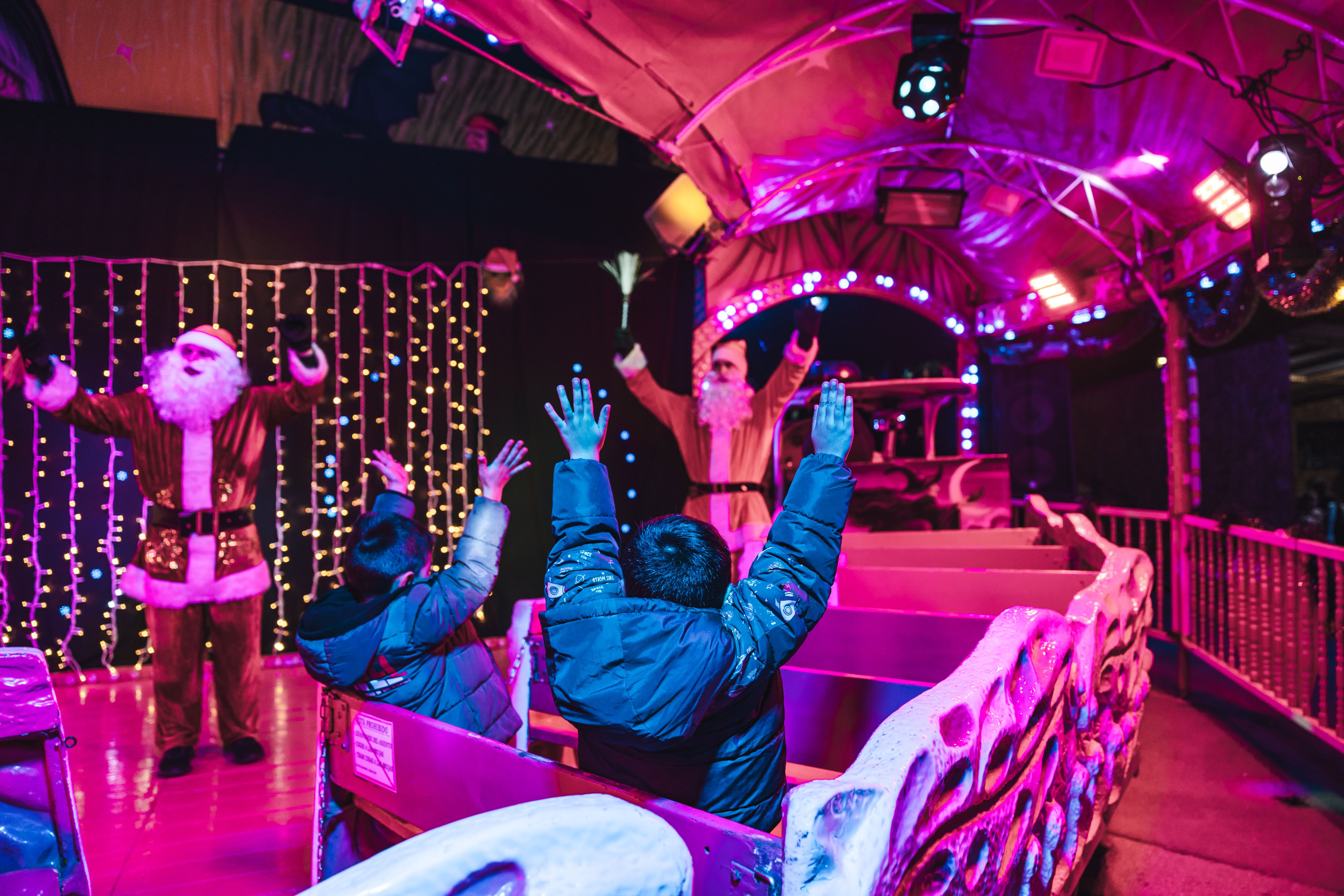 Atraccions familiars i interacció amb personatges de Nadal, reclams de l'espai d'oci al Parc del Turonet. FOTO: Arnau Padilla