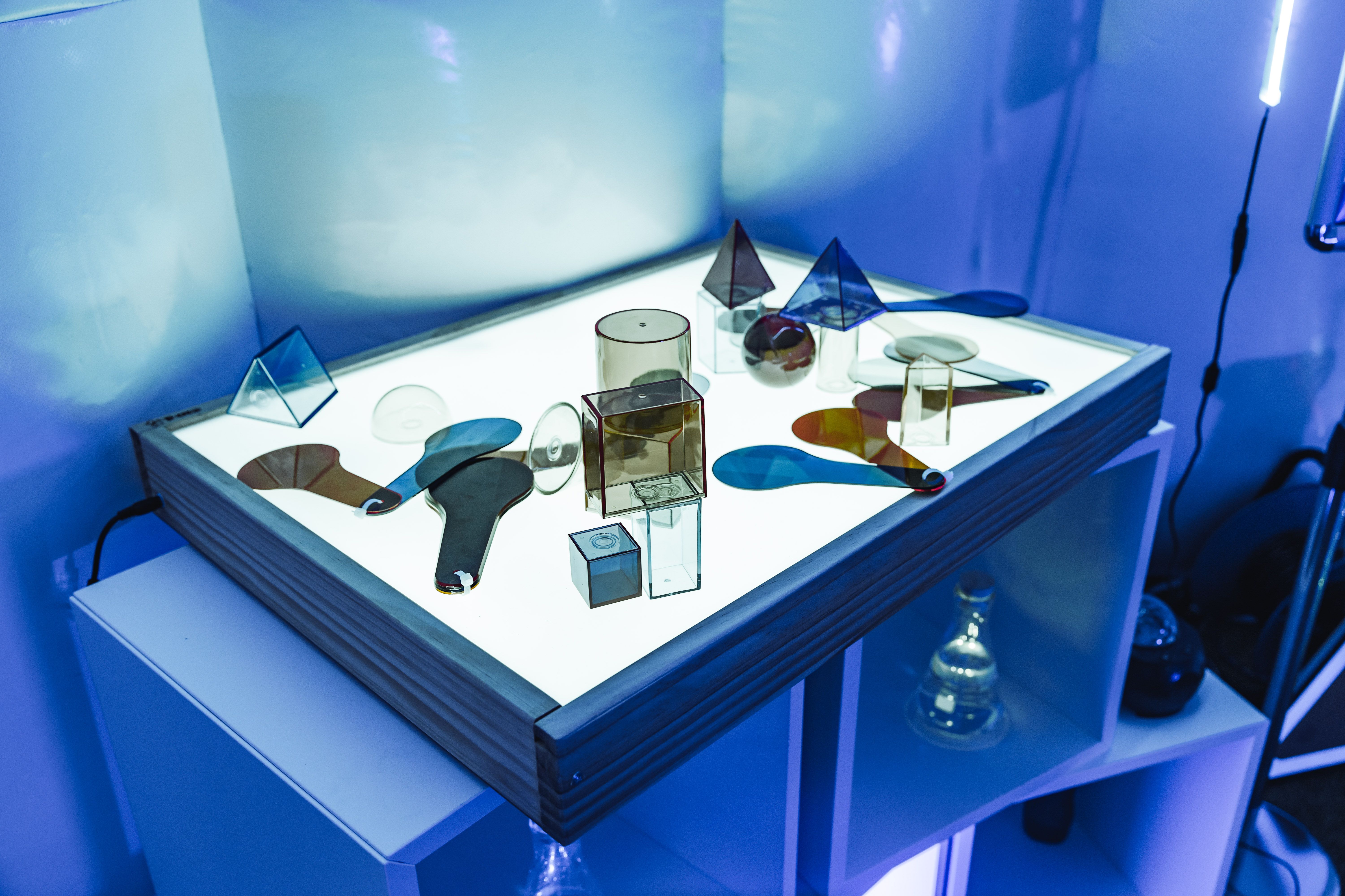 Al laboratori de llum de la Fada Alba, una de les noves atraccions, hi ha un munt d'estris preparats per fer experiments científics. FOTO: Arnau Padilla