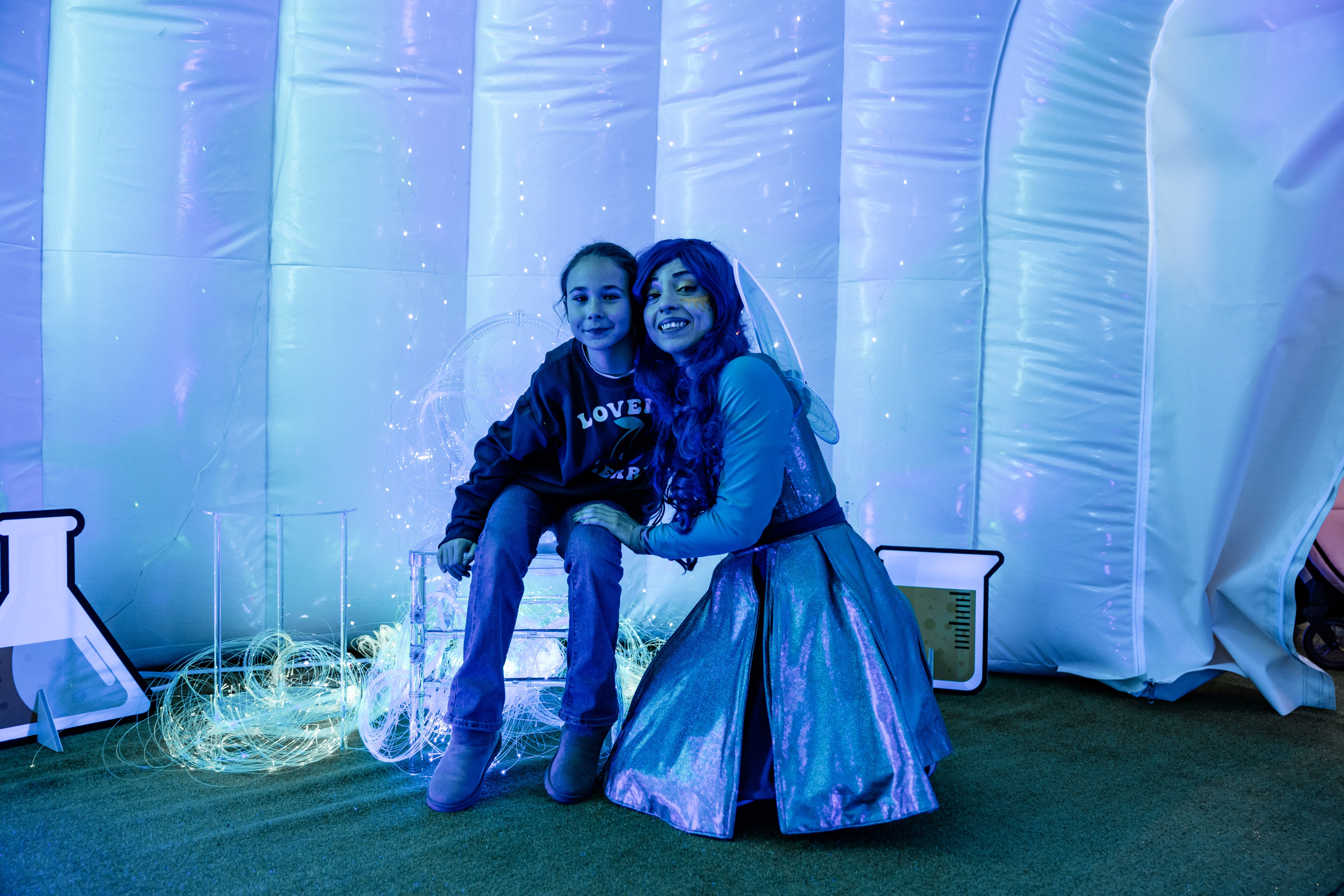 La Fada Alba, un personatge del Nadal local inspirat en la llum del Sincrotró, interactua amb famílies i infants. FOTO: Arnau Padilla