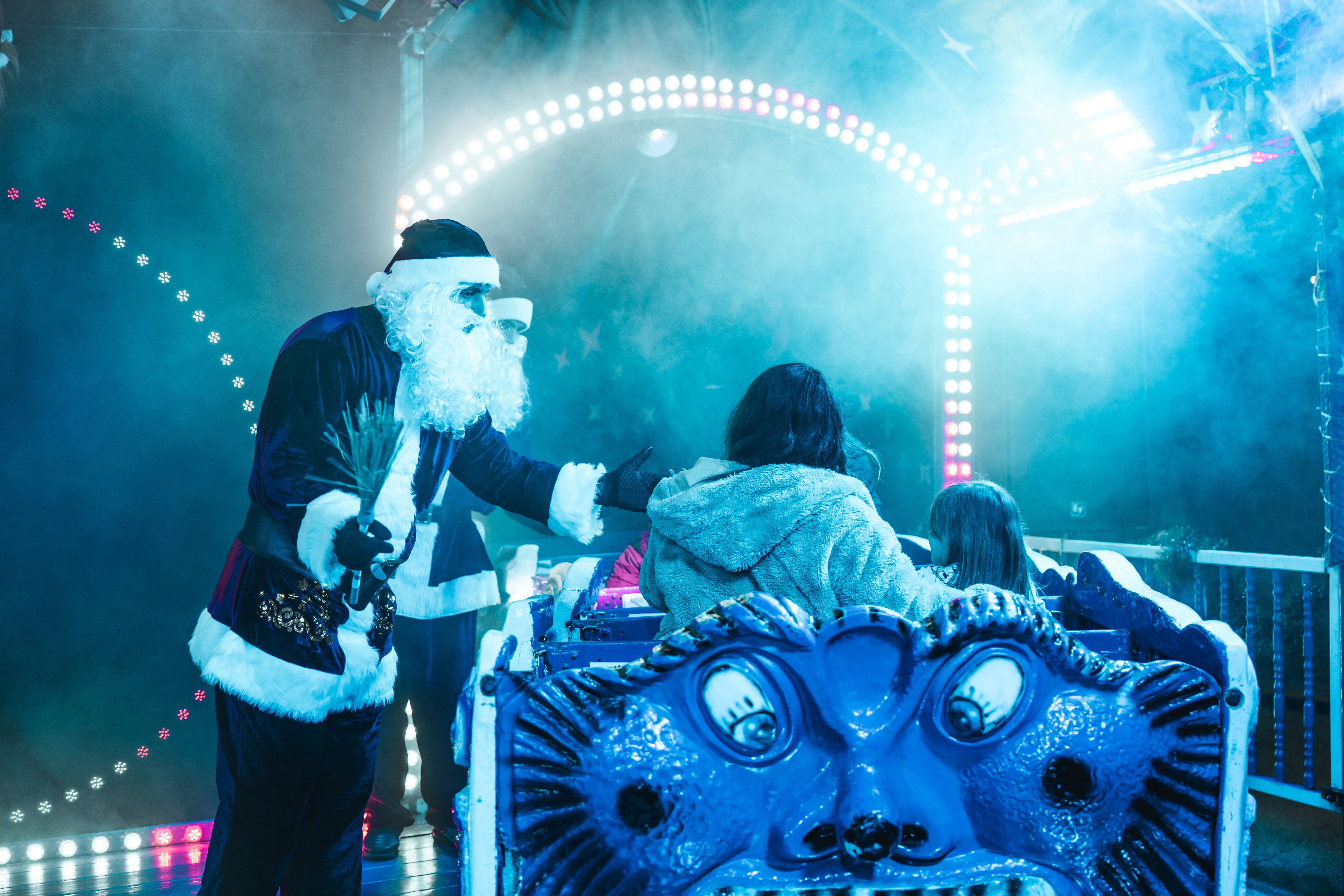 Primers viatgers del tren encantat, una nova atracció del parc de Nadal, amb personatges de l'època. FOTO: Arnau Padilla