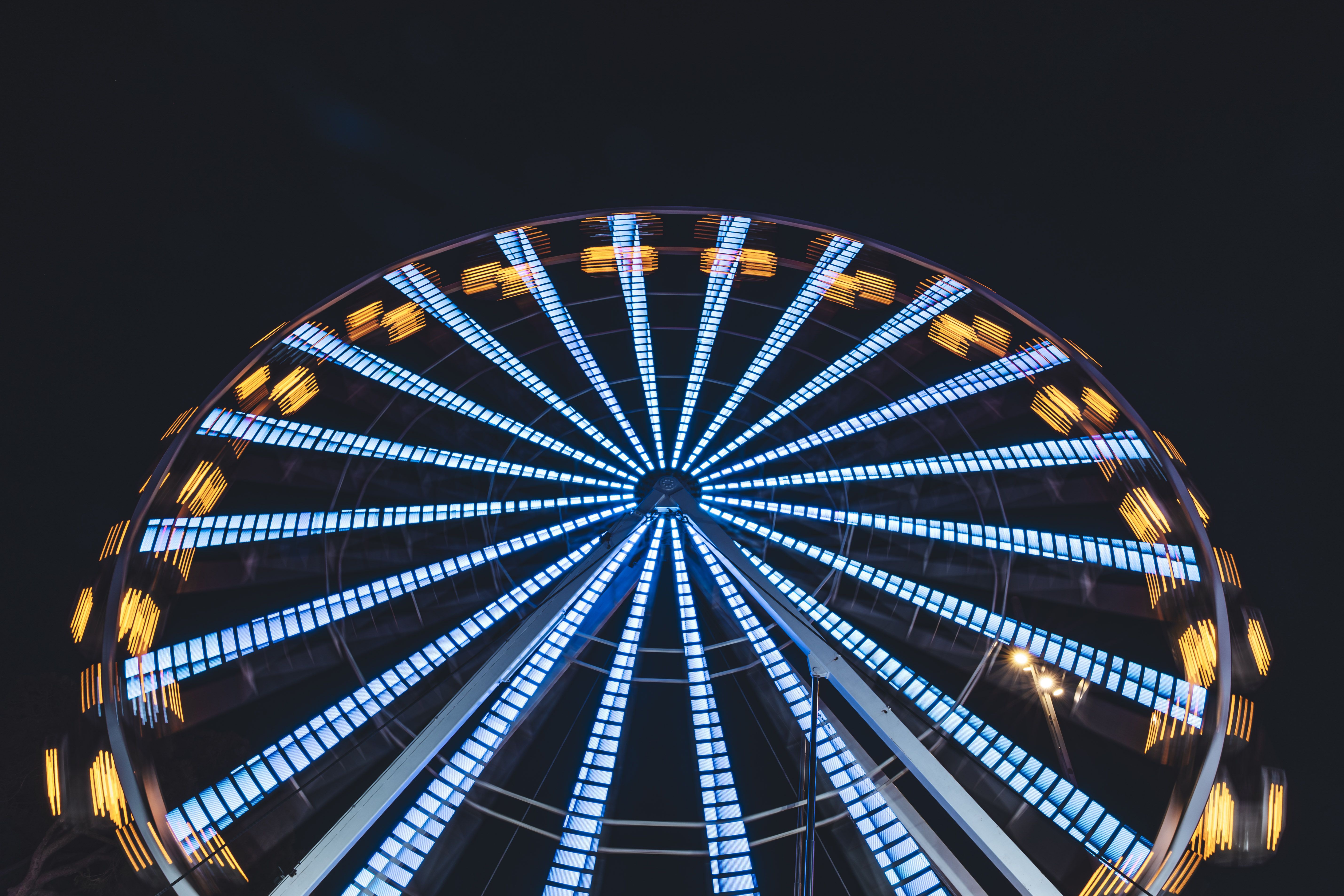 La nòria gegant del Parc de Nadal ofereix vistes privilegiades del centre de Cerdanyola. FOTO: Arnau Padilla