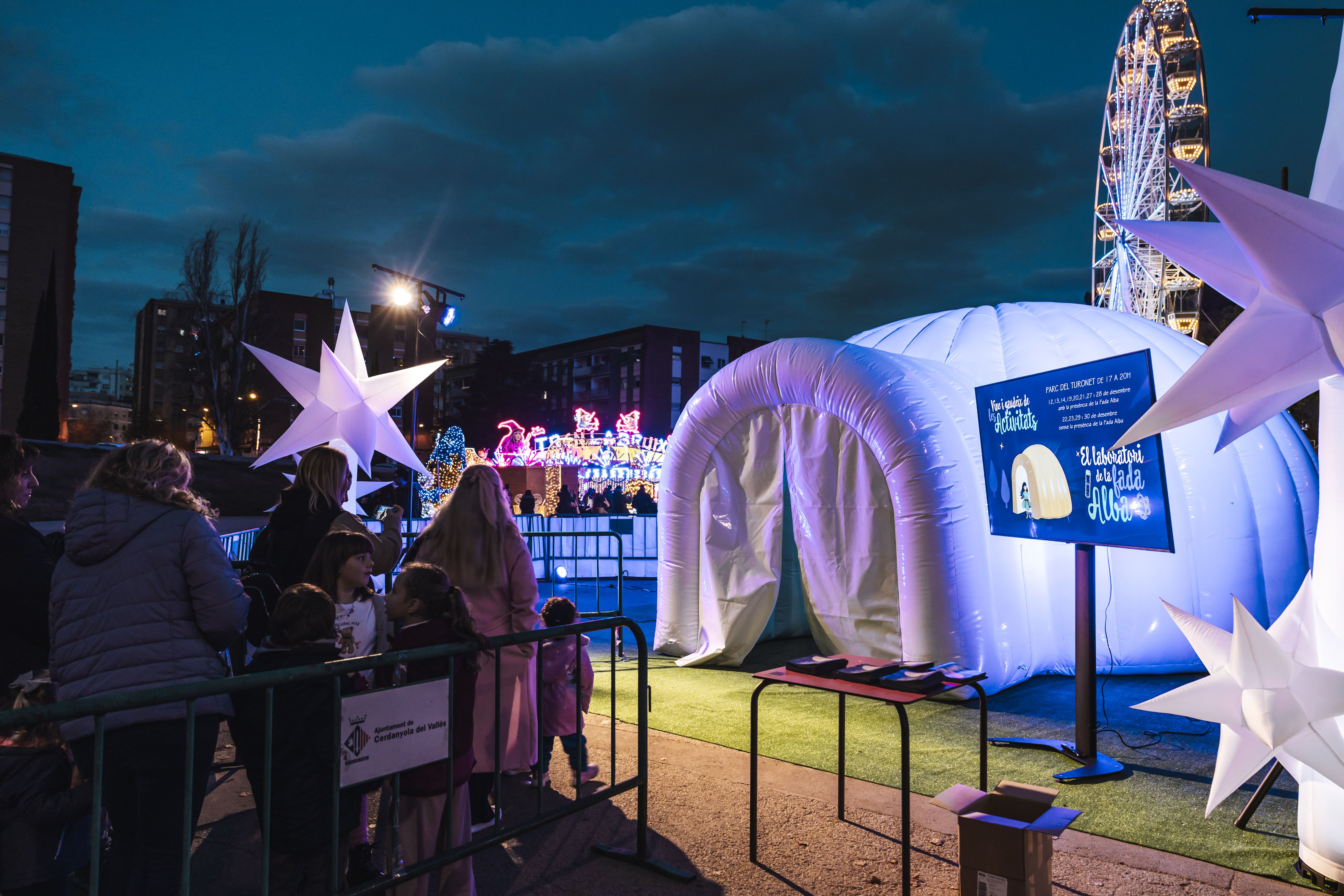 L’exterior del Laboratori de la Fada Alba anuncia un nou espai màgic i científic que convida els infants a endinsar-se en l’univers de la llum i la imaginació. FOTOS: Arnau Padilla.