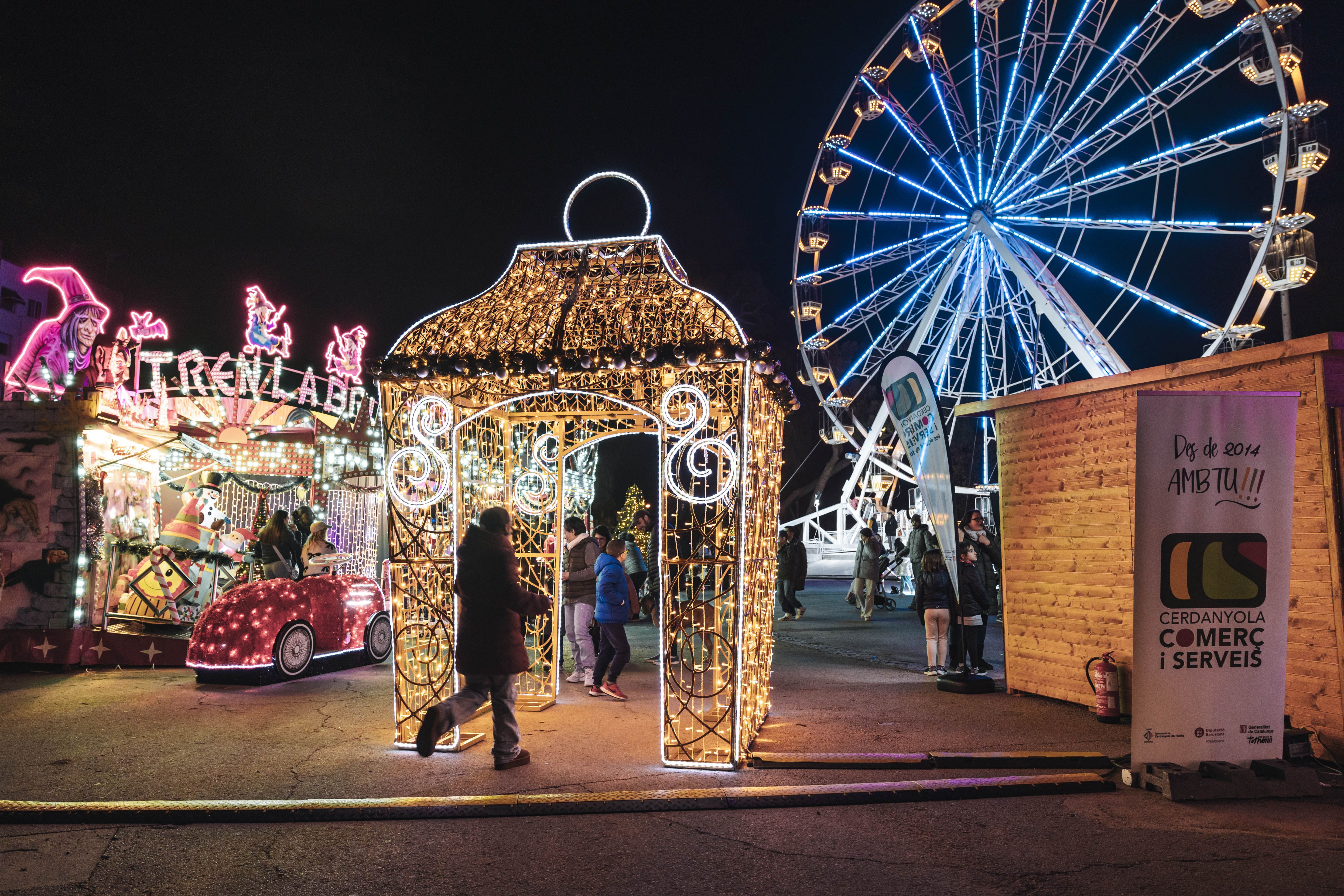 La nòria gegant del Parc de Nadal s’ha consolidat com una de les grans atraccions familiars de les festes. FOTOS: Arnau Padilla.