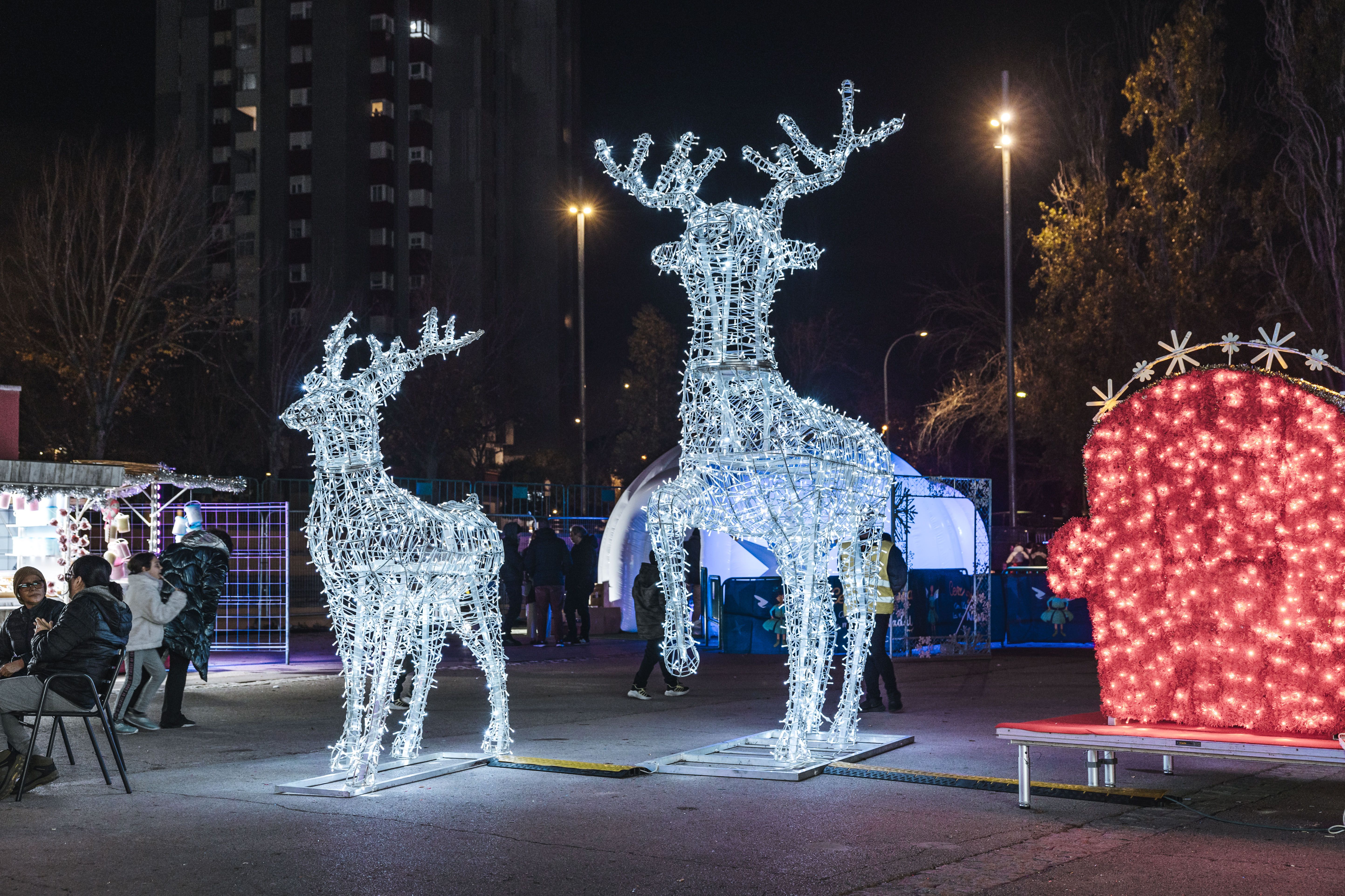 Elements decoratius il·luminats que reforcen l’ambient festiu i conviden a passejar pel Parc de Nadal. FOTOS: Arnau Padilla.