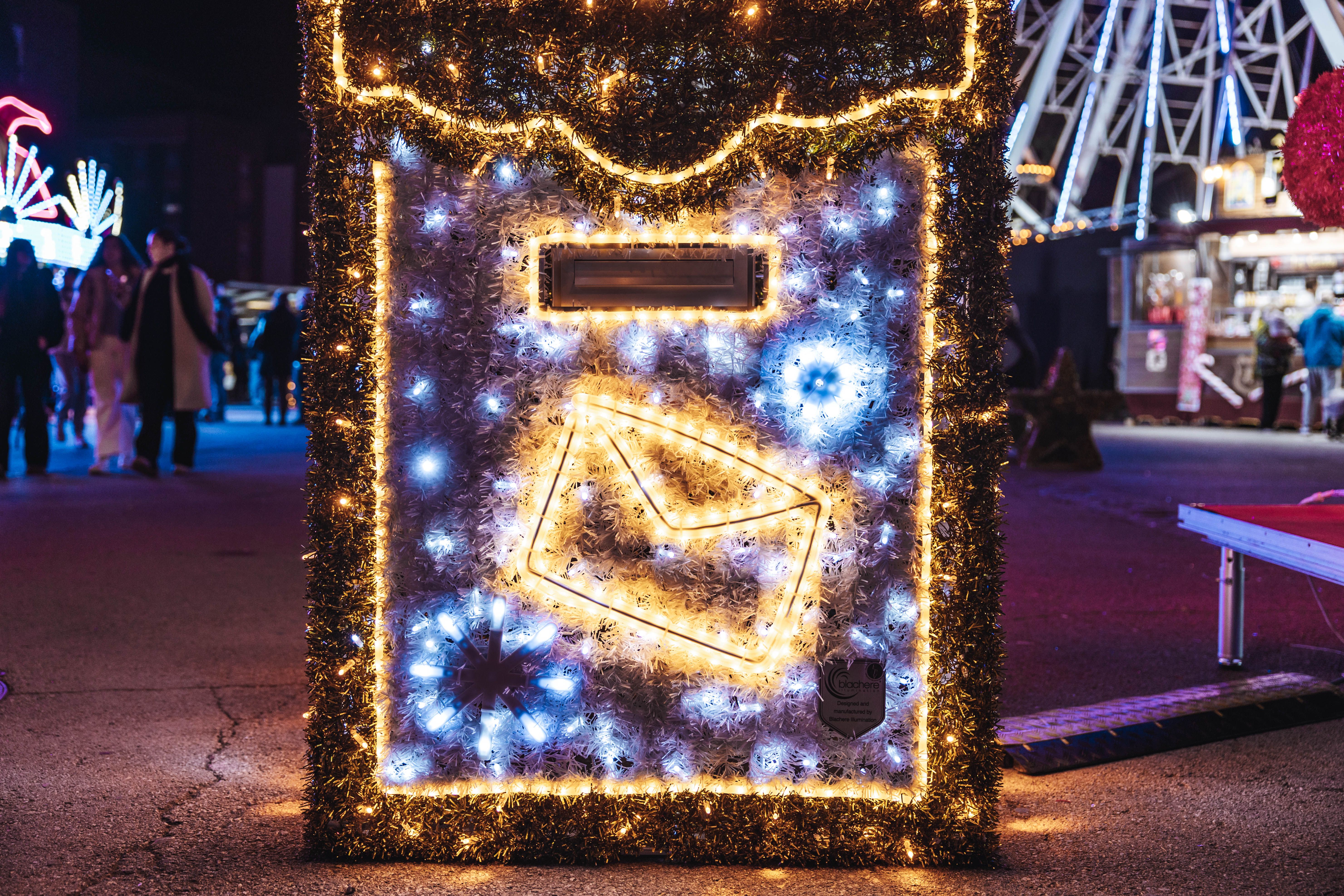 Una de les figures lumíniques instal·lades al Parc del Turonet, pensades com a espais per badar i fer fotografies familiars. FOTOS: Arnau Padilla.