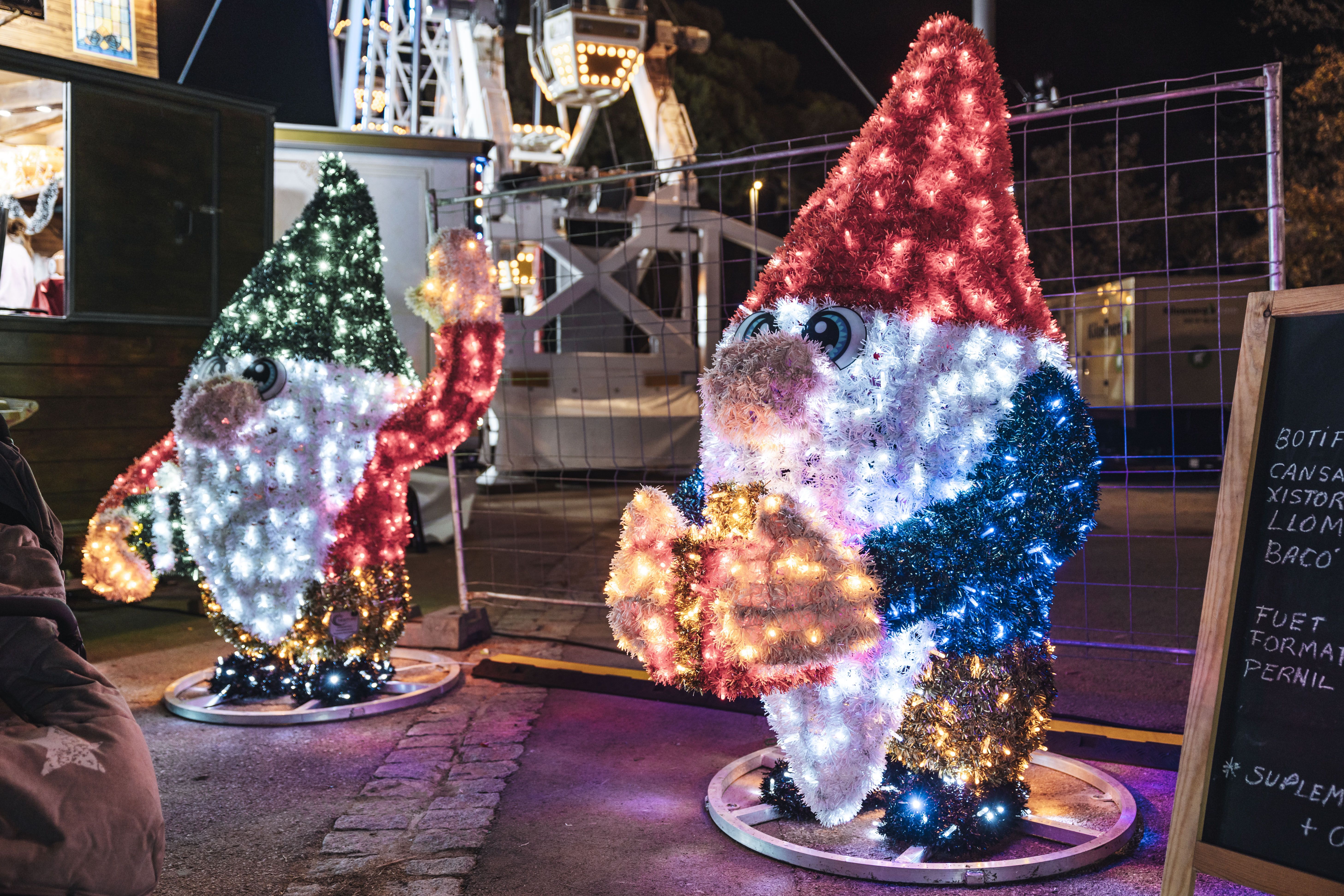 Decoració de Nadal amb motius infantils i colors vius en un dels accessos al Parc de Nadal. FOTOS: Arnau Padilla.