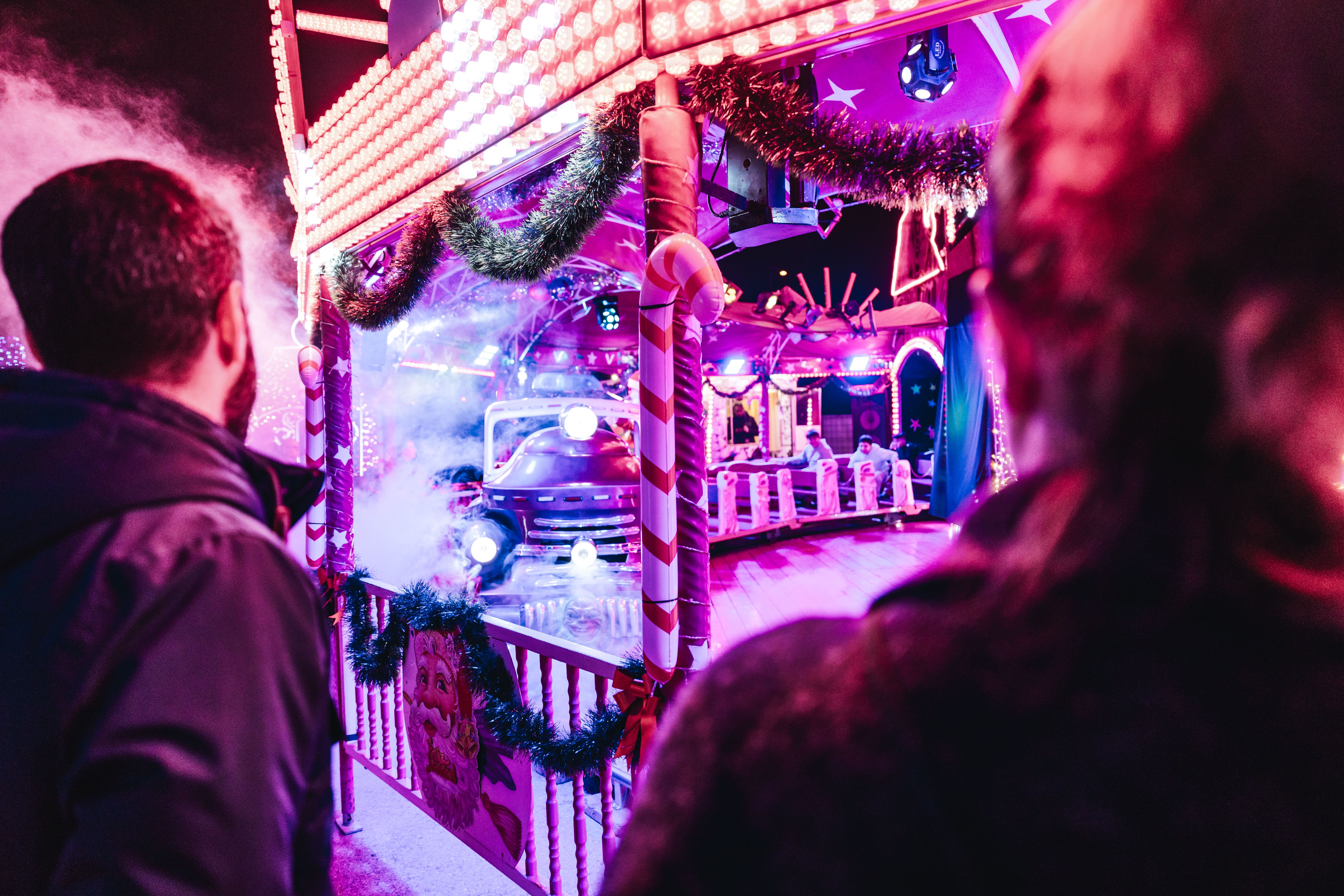 Figures de llum repartides pel parc creen un circuit visual que acompanya les atraccions i les zones de pas. FOTOS: Arnau Padilla.