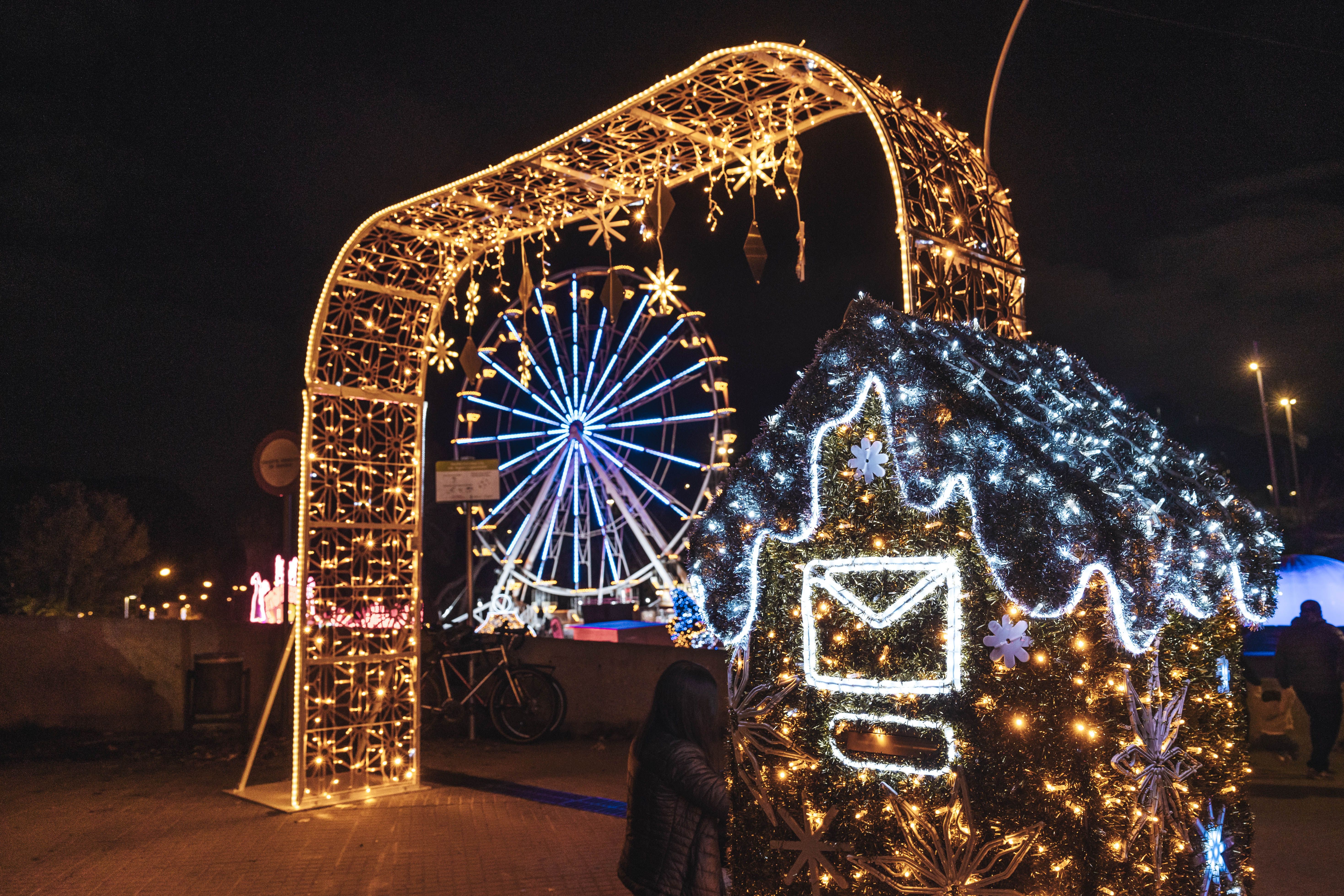 Figures de llum repartides pel parc creen un circuit visual que acompanya les atraccions i les zones de pas. FOTOS: Arnau Padilla.