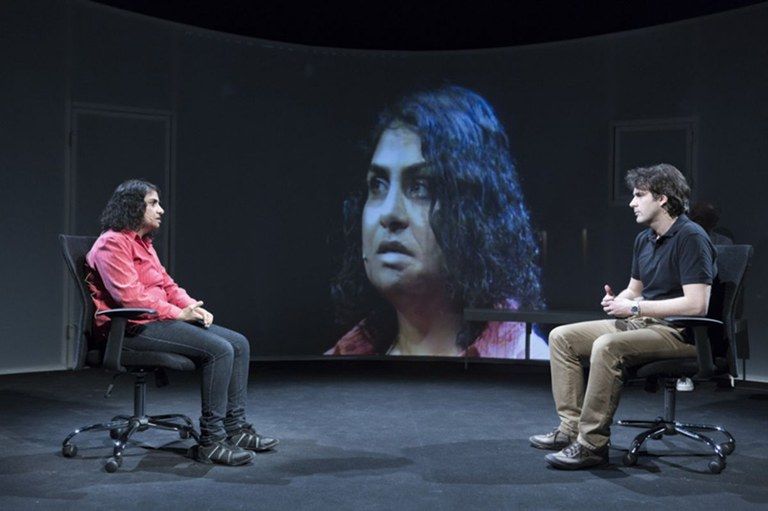 L'escriptora Nadia Ghulam al Teatre Auditori de Ripollet el març de 2022.