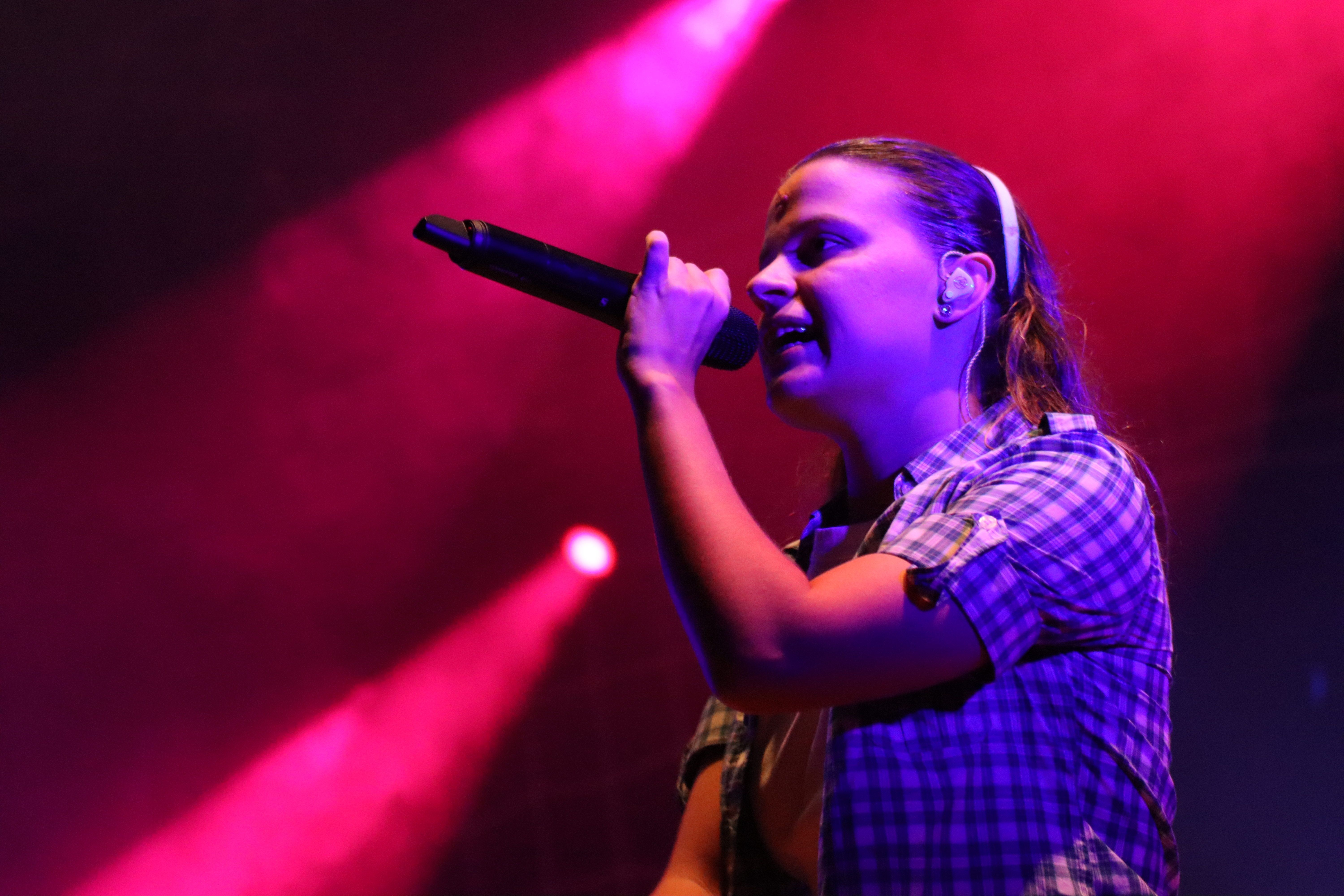 Mushkaa tanca gira a Cerdanyola i revoluciona a més de 2000 joves al parc Xarau. FOTO Marc Mata  