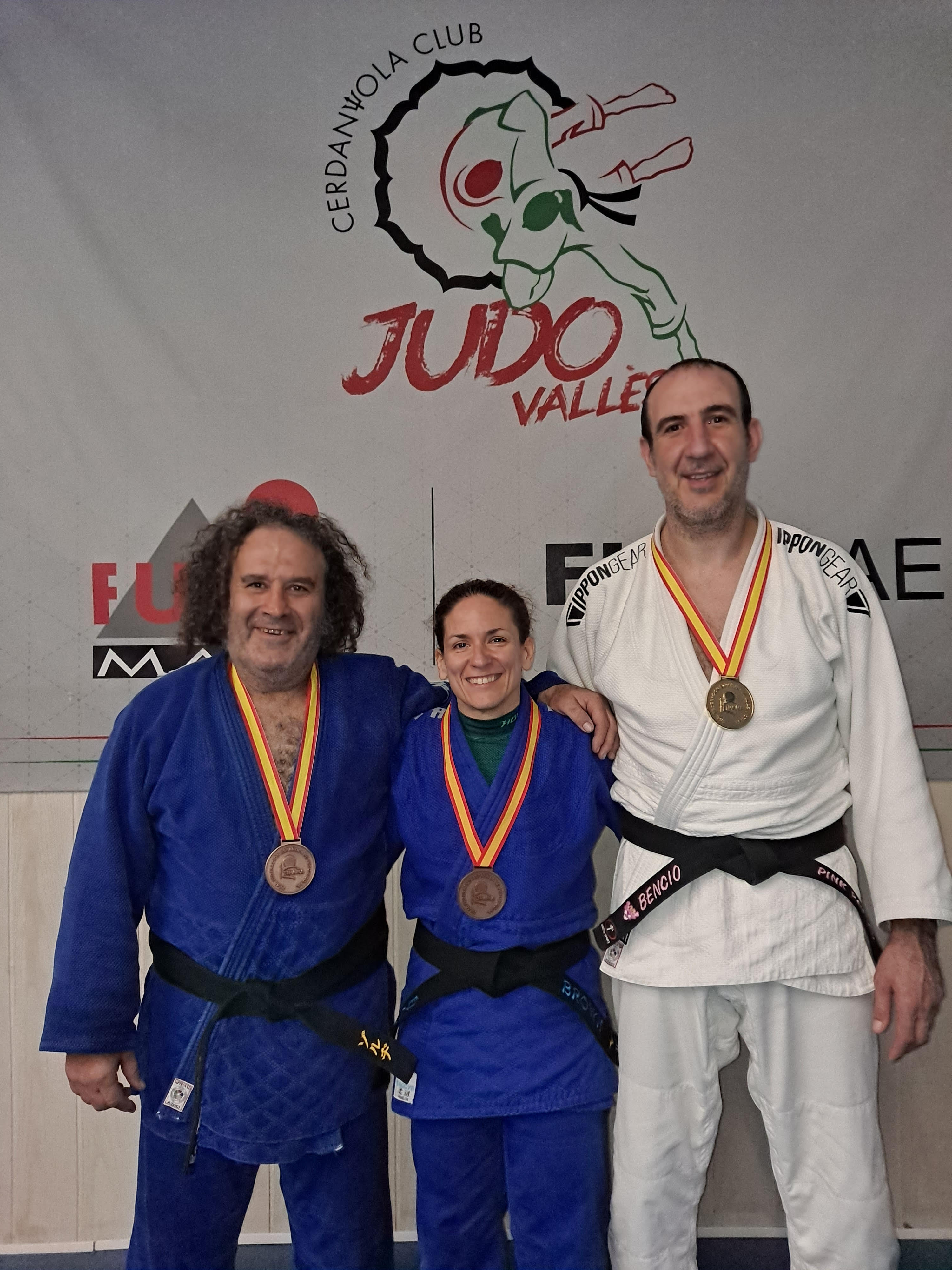 Els judokes del Judo Club Vallès Jordi Mayà, Míriam Moreno i Rubén Mendoza, amb les medalles aconseguides al Campionat d’Espanya de Veterans celebrat a Segòvia. FOTO: Cedida per Judo Club Vallès.