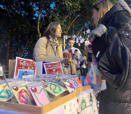 Una dona fent el seu donatiu per col·labora amb la iniciativa a l'escola FEDAC. FOTO: Marc Mata