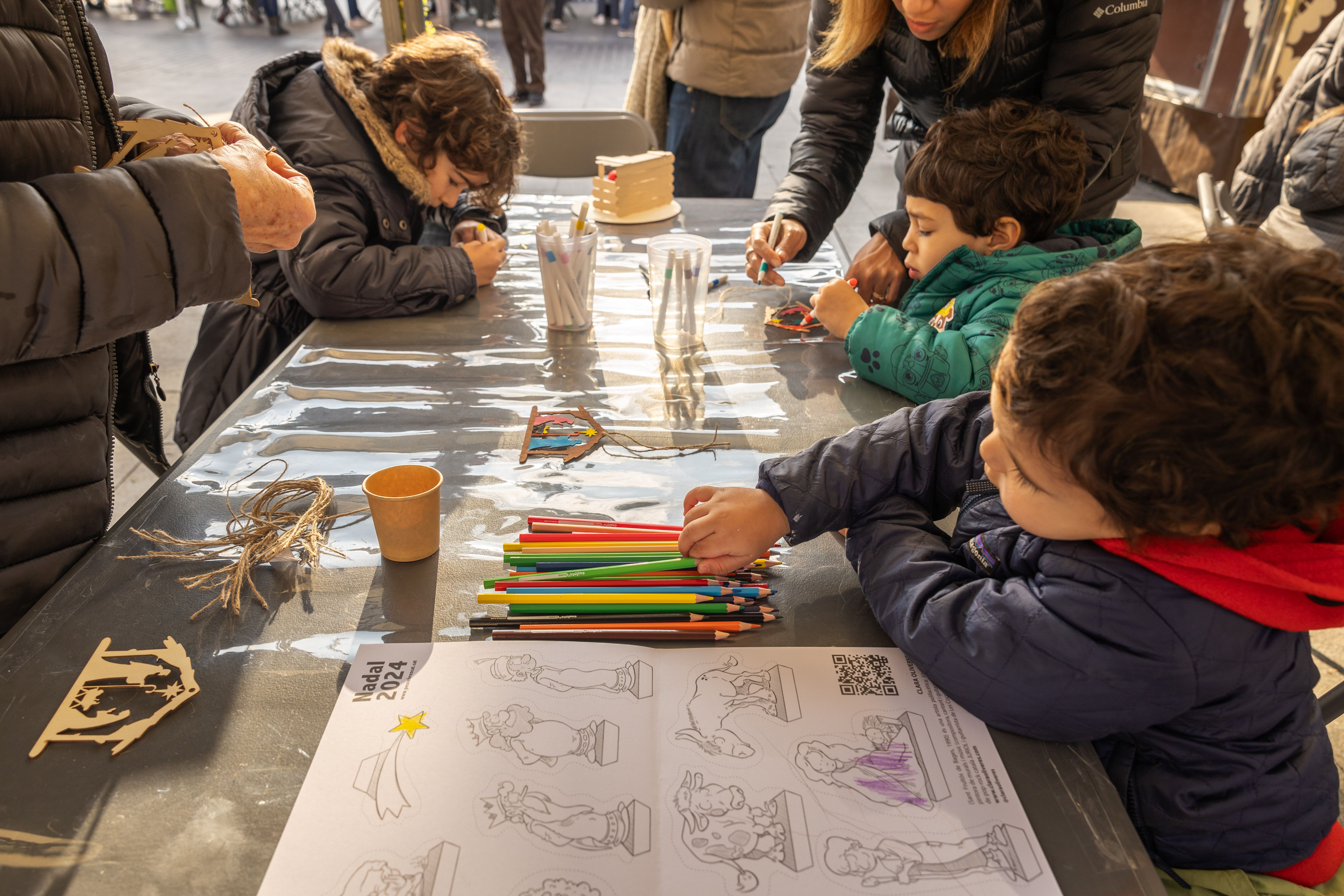 El taller d’art nadalenc de l’Associació de Pessebristes de Cerdanyola apropa les tècniques i la tradició del pessebre al públic familiar, amb materials i processos artesanals. FOTOS: Arnau Padilla.