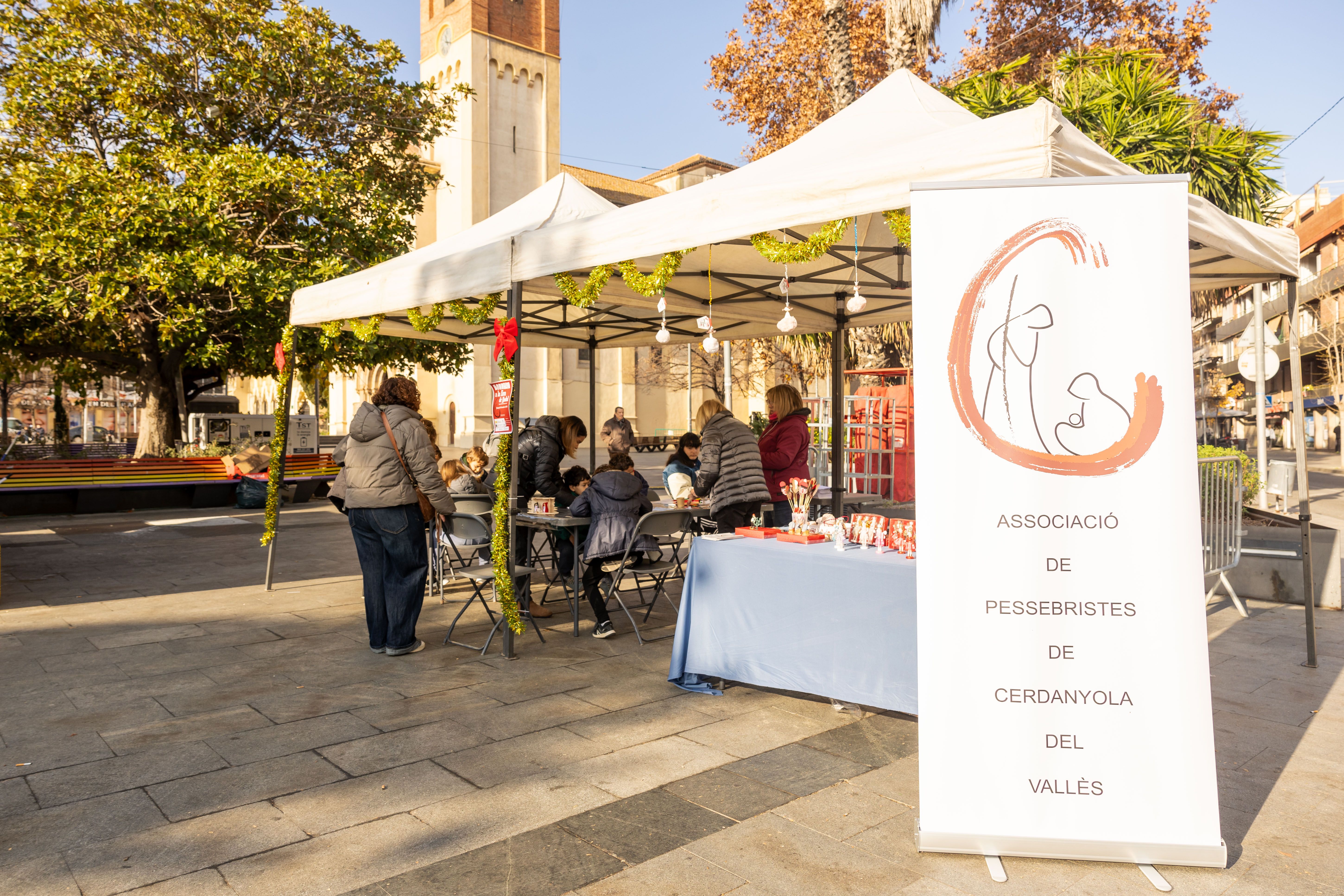 El taller d’art nadalenc de l’Associació de Pessebristes de Cerdanyola apropa les tècniques i la tradició del pessebre al públic familiar, amb materials i processos artesanals. FOTOS: Arnau Padilla.