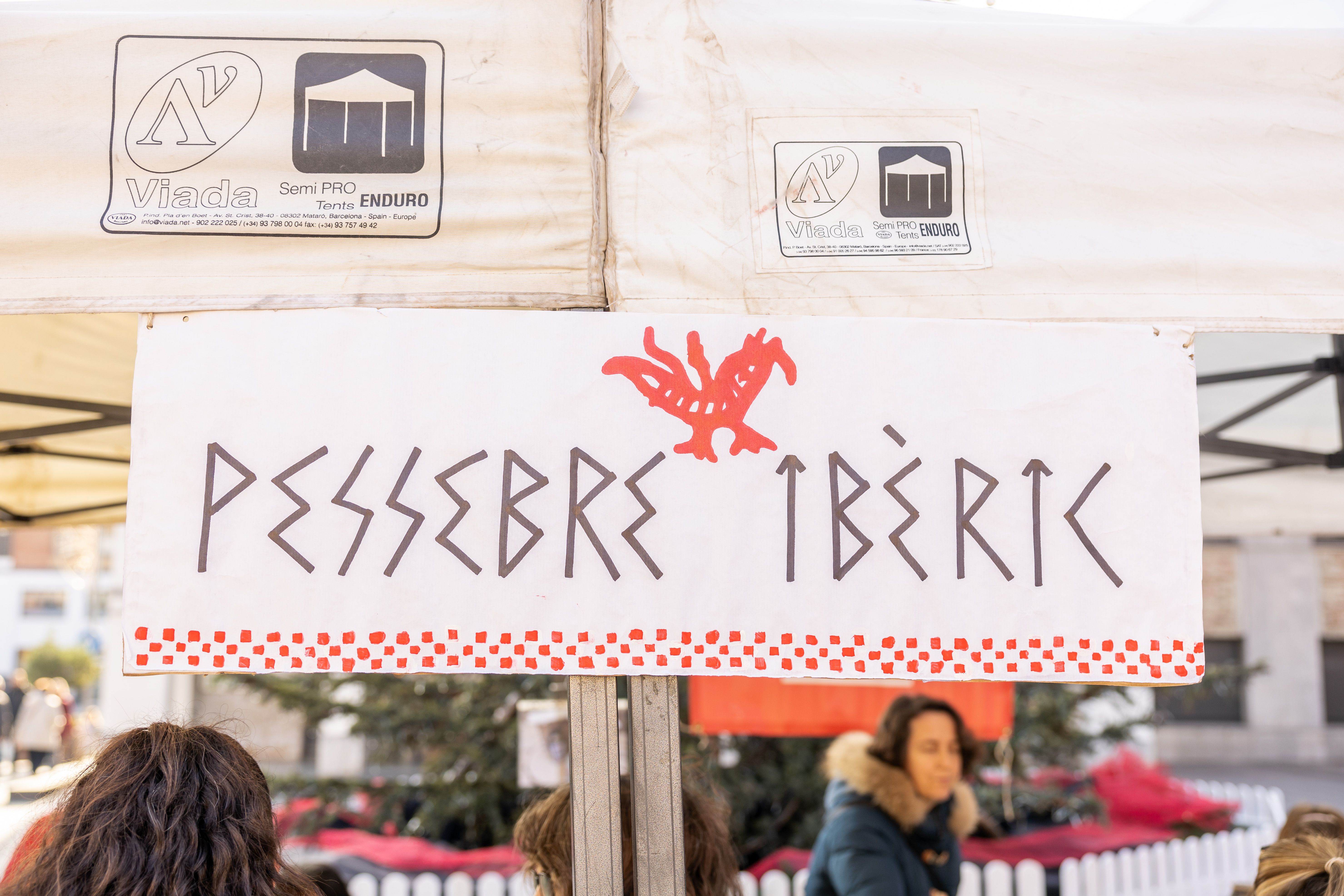 Infants i famílies participen al taller “Per Nadal, fem un pessebre ibèric”, una activitat per descobrir el pessebrisme des d’una mirada creativa i pedagògica durant la Fira–Mostra de Nadal. FOTOS: Arnau Padilla.