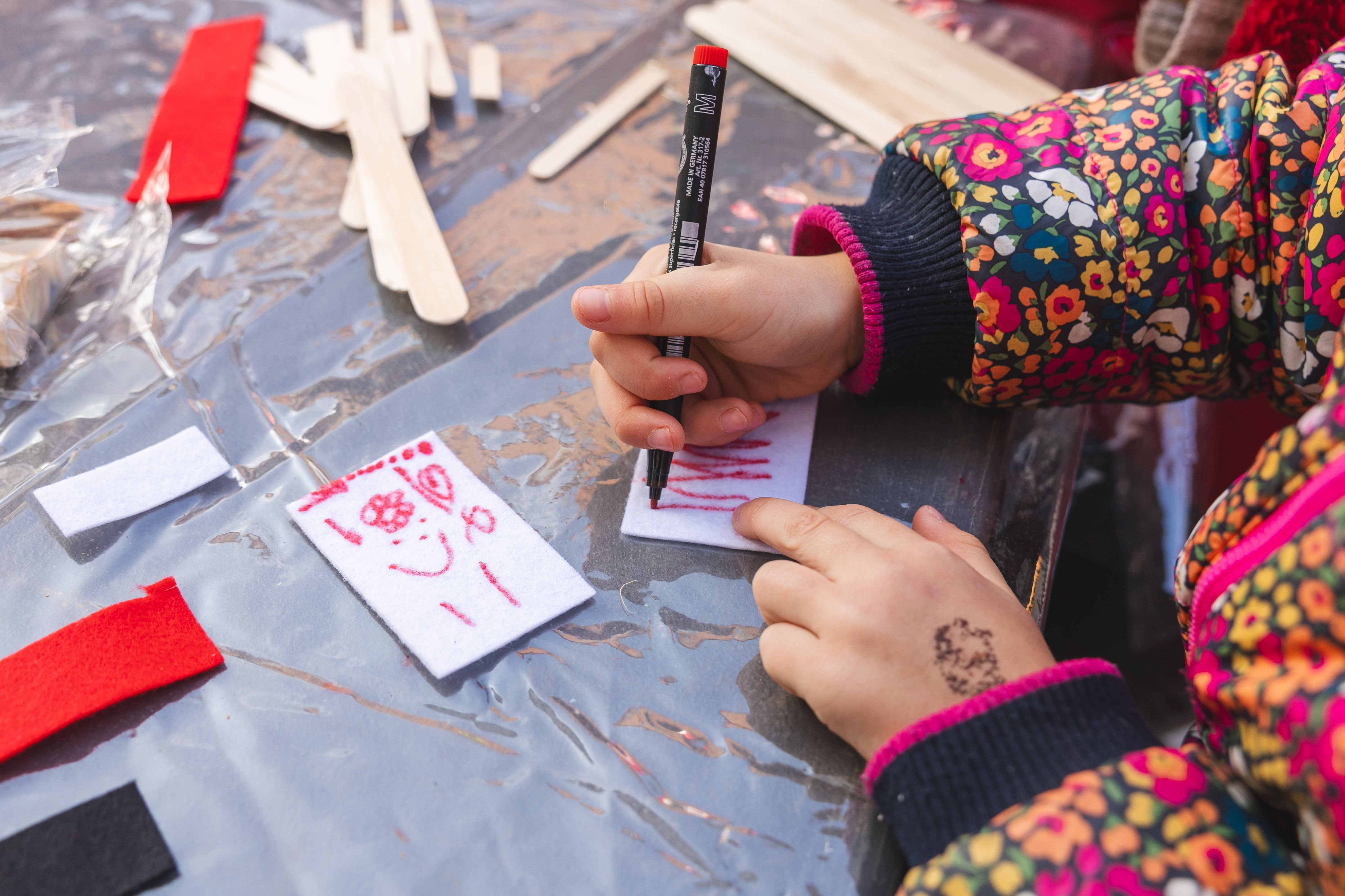 Infants i famílies participen al taller “Per Nadal, fem un pessebre ibèric”, una activitat per descobrir el pessebrisme des d’una mirada creativa i pedagògica durant la Fira–Mostra de Nadal. FOTOS: Arnau Padilla.