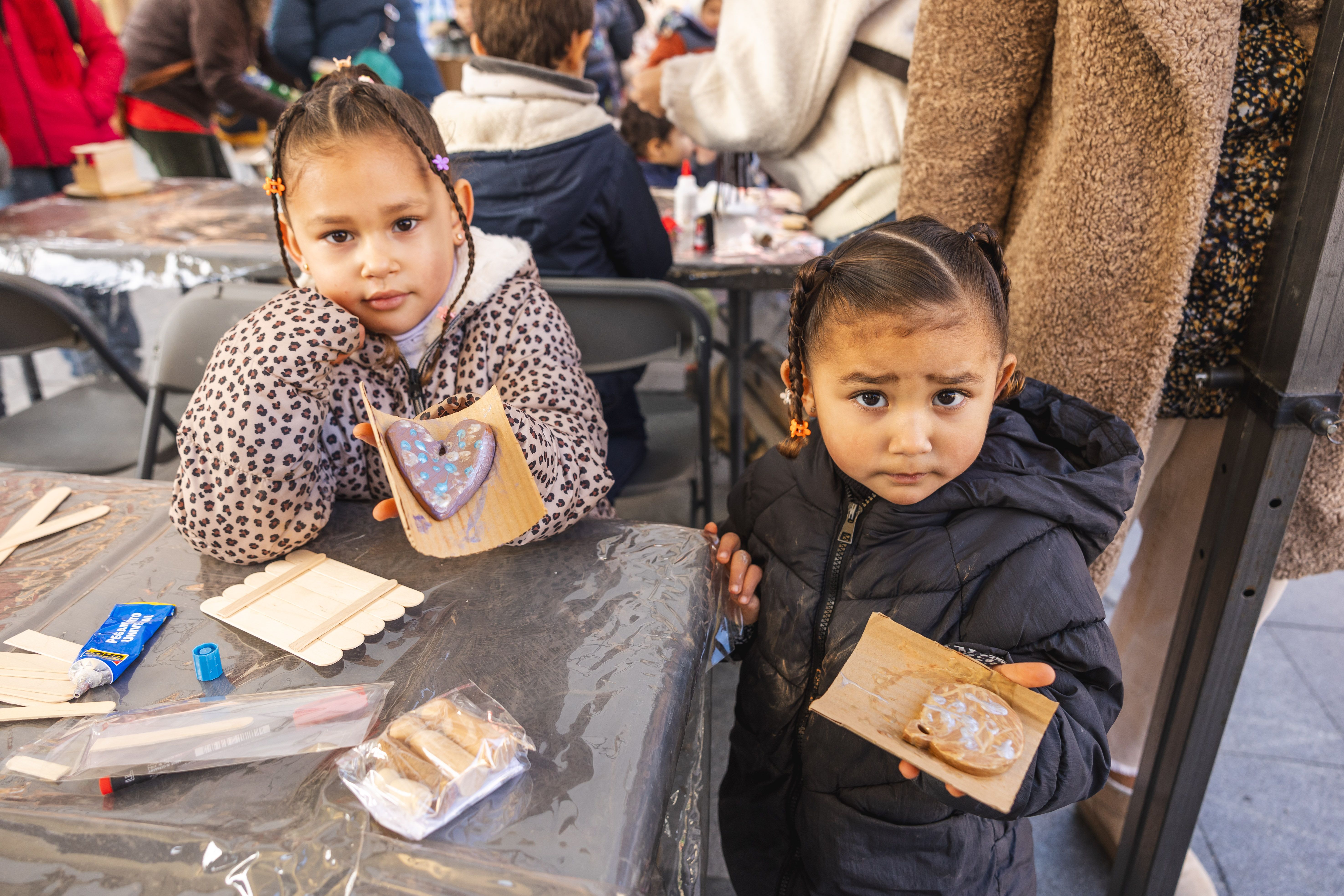 Infants i famílies participen al taller “Per Nadal, fem un pessebre ibèric”, una activitat per descobrir el pessebrisme des d’una mirada creativa i pedagògica durant la Fira–Mostra de Nadal. FOTOS: Arnau Padilla.