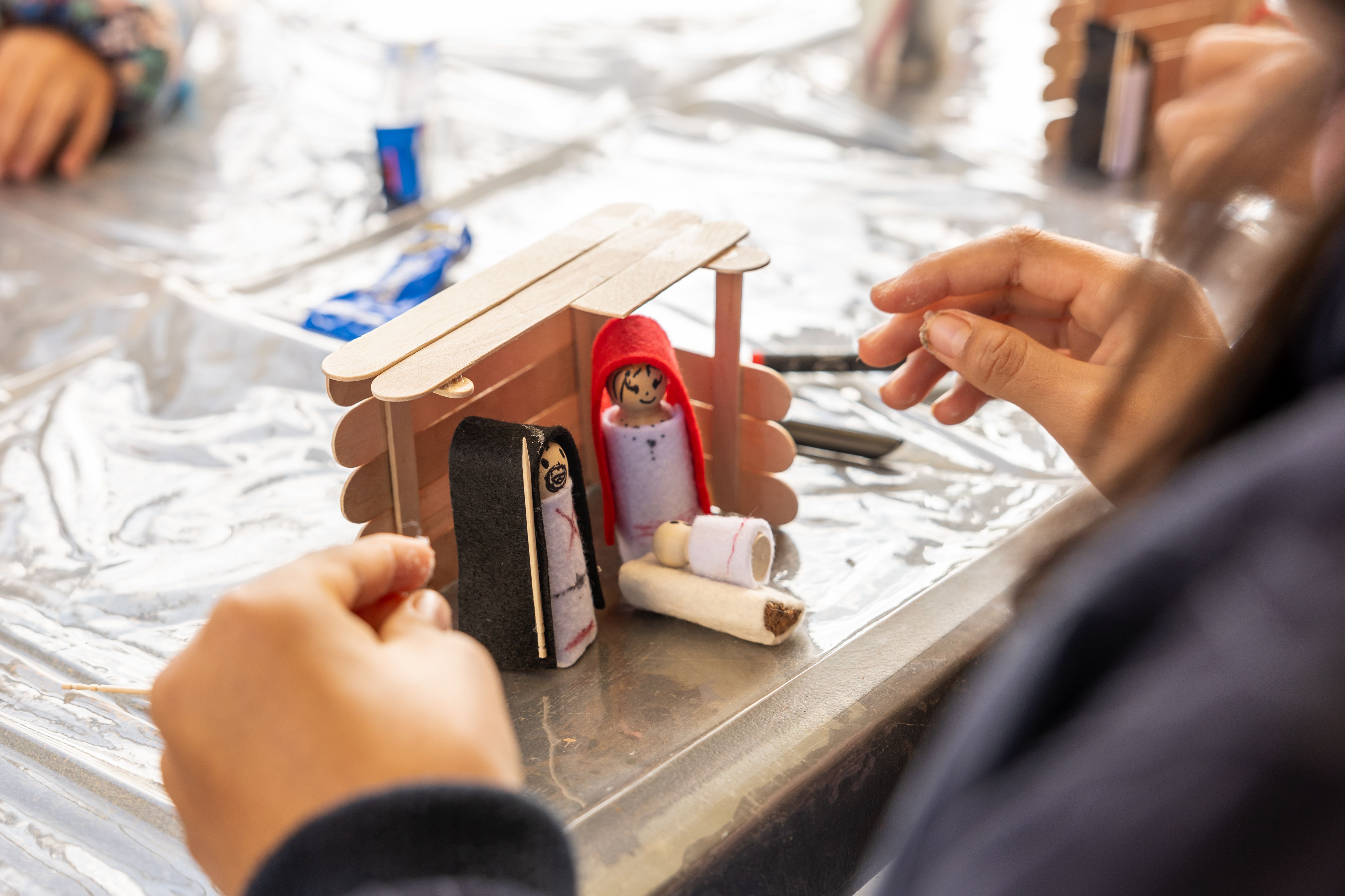 Infants i famílies participen al taller “Per Nadal, fem un pessebre ibèric”, una activitat per descobrir el pessebrisme des d’una mirada creativa i pedagògica durant la Fira–Mostra de Nadal. FOTOS: Arnau Padilla.