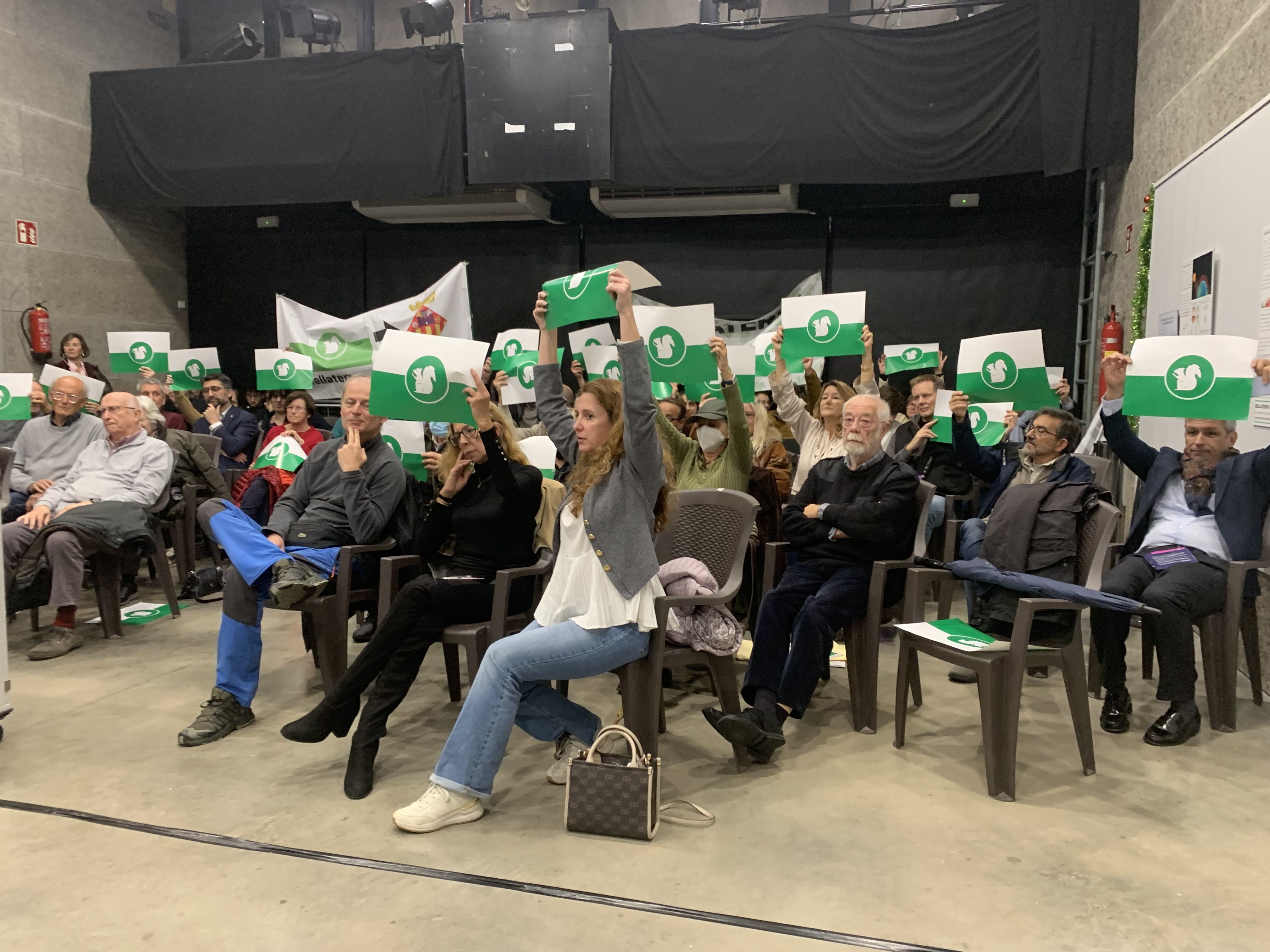 El ple extraordinari de Bellaterra per parlar de la segregació va ser seguit per una setantena de veïns i veïnes. FOTO: Judit Josa