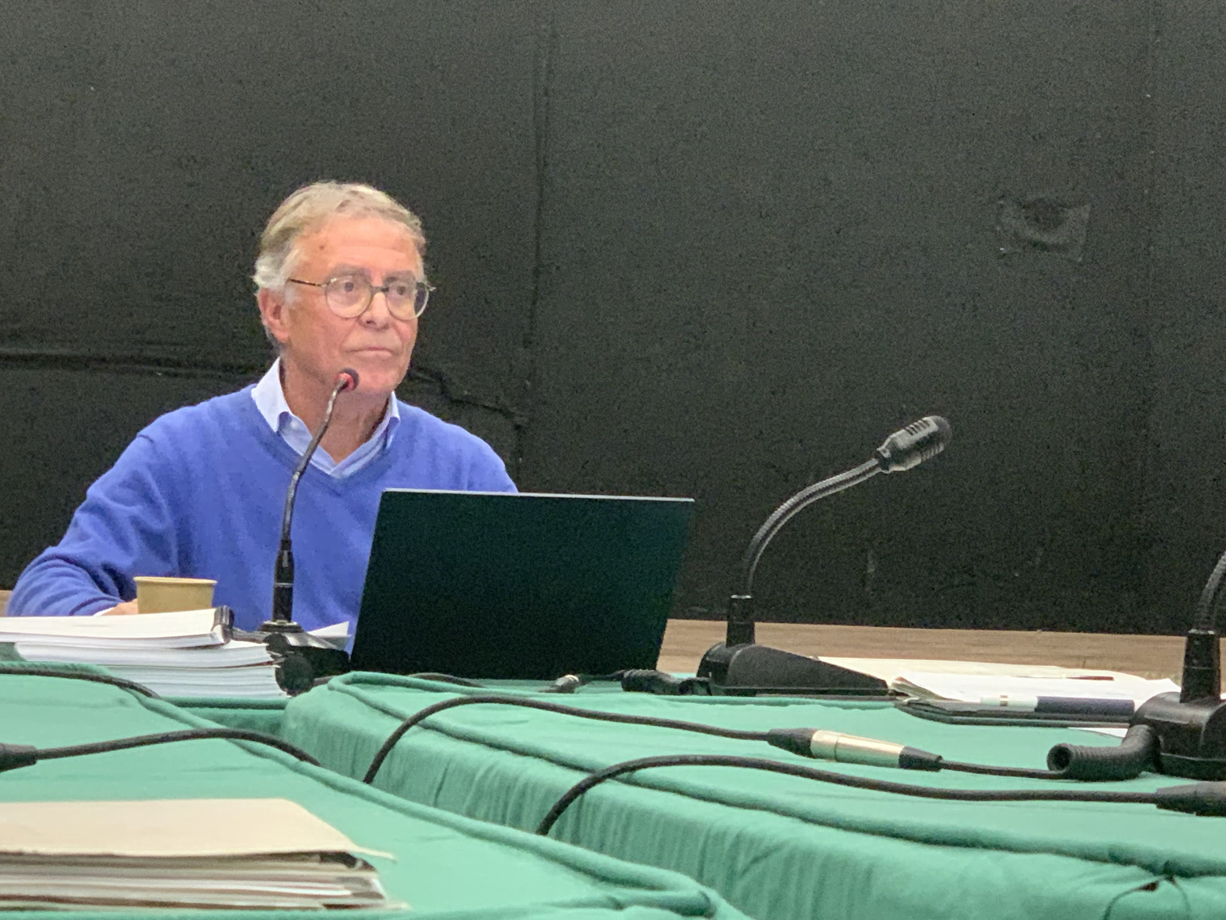 El president de l'EMD Josep Maria Riba en una de les intervencions al ple d'aquest dilluns 15 de desembre. FOTO: Judit Josa.