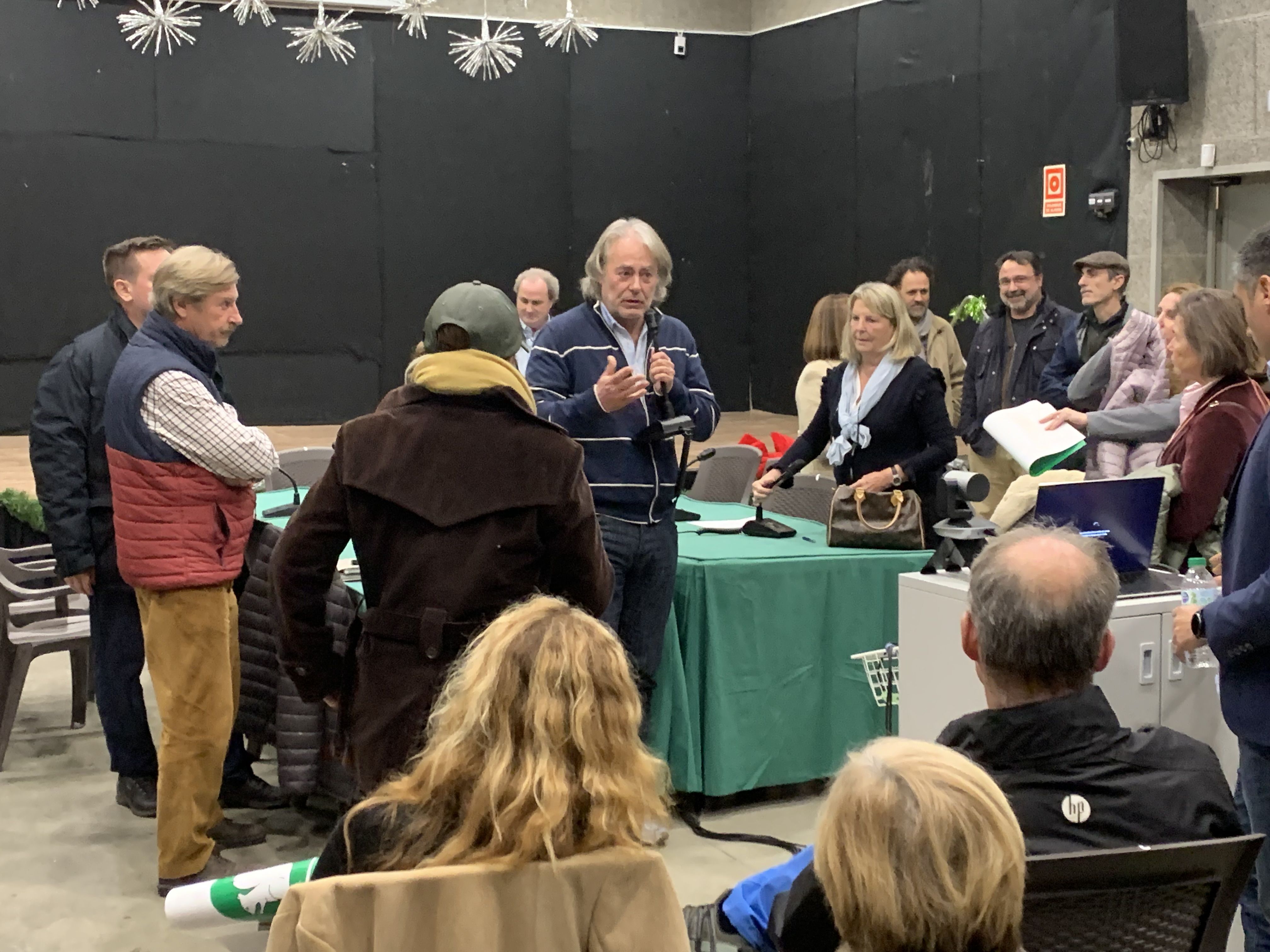 Intervenció dels veïns quan s'havia aixecat la sessió del ple. Parla Miquel Vázquez de Bellaterra és Sant Cugat. FOTO: Judit Josa.