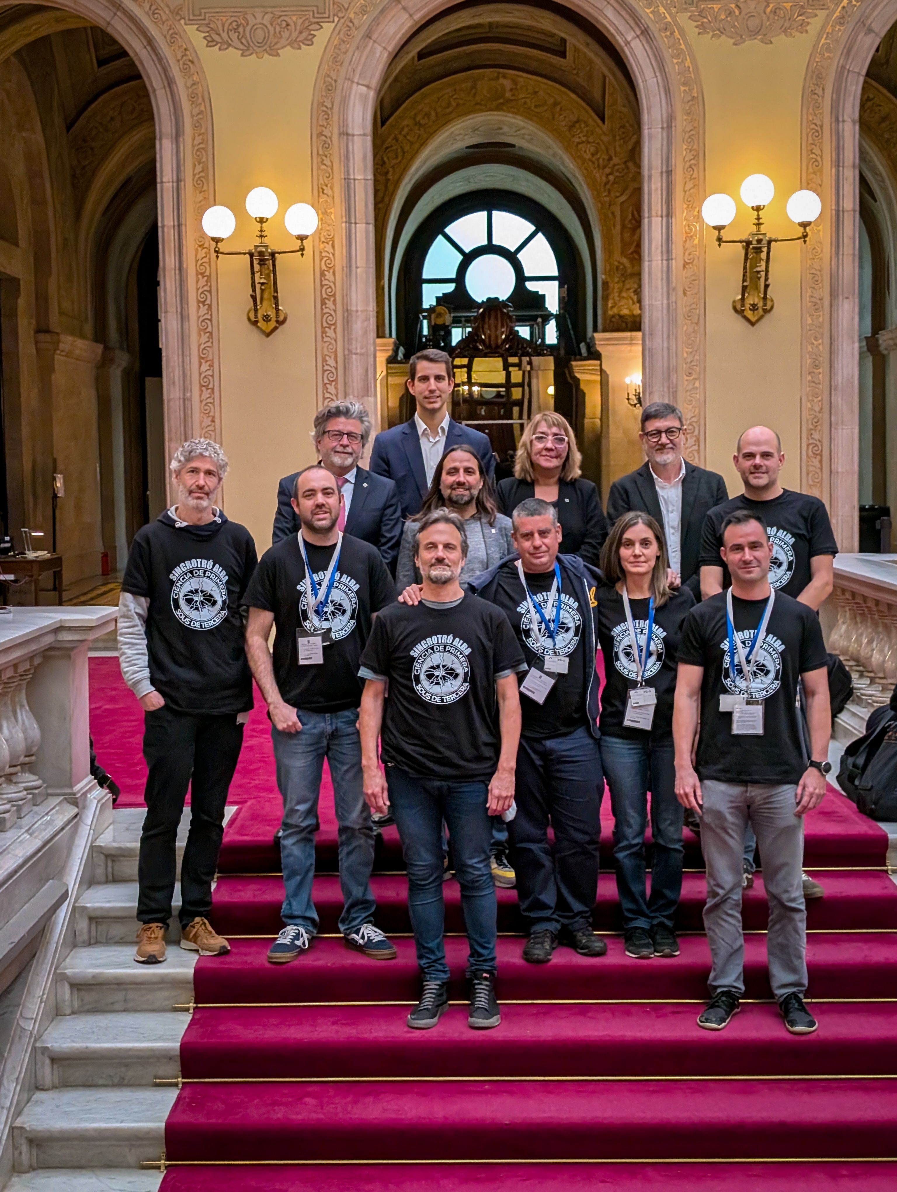 Els membres del Comitè d'Empresa del Sincrotró Alba amb diputats del parlament de Catalunya. FOTO: Cedida pel Comitè d'Empresa