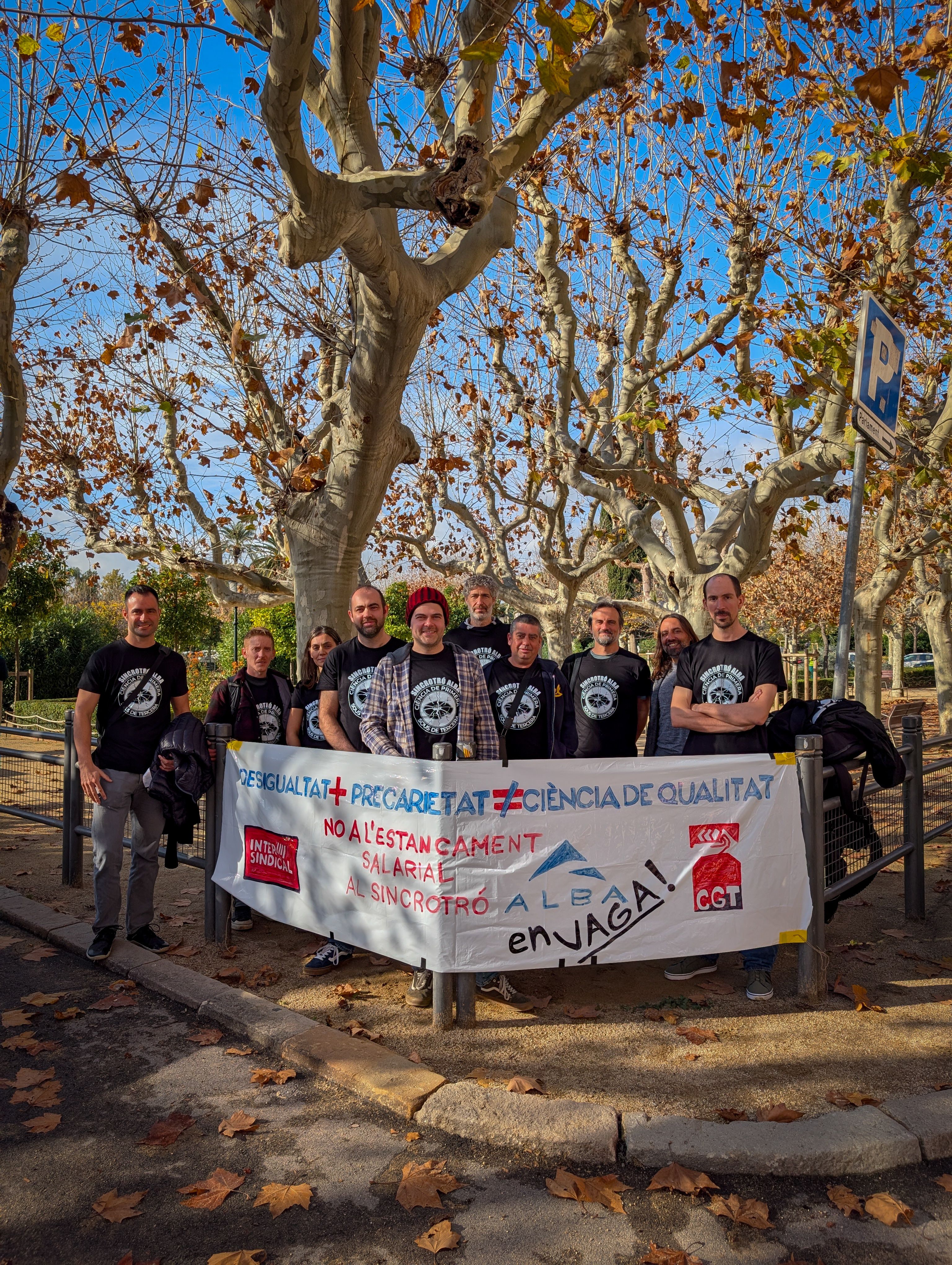 Protesta a l'exterior del parlament dels representants de la plantilla del Sincrotró. FOTO: Cedida Comitè d'Empresa.