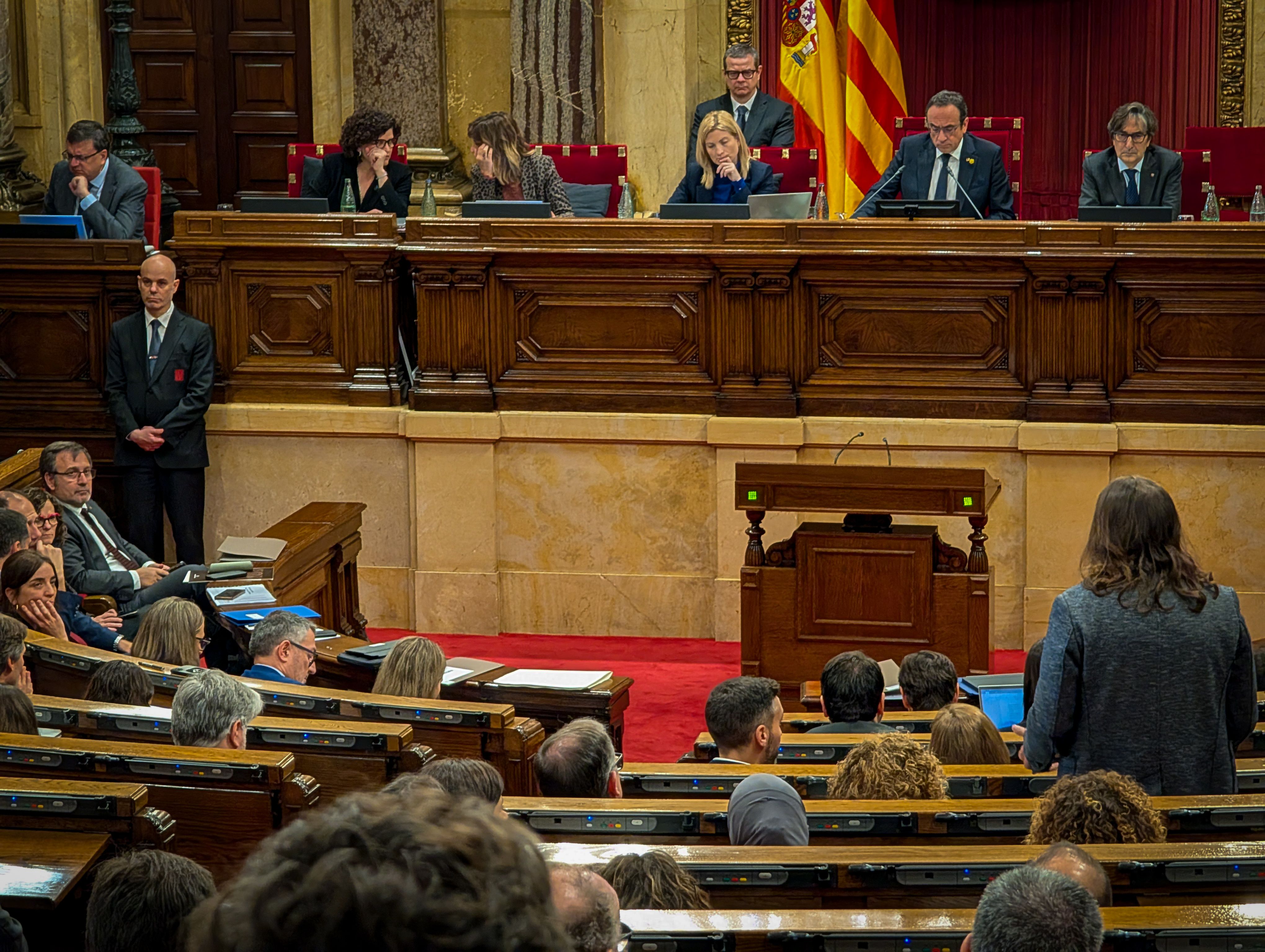 El diputat d'ERC pregunta durant la sessió de control del Parlament, aquest dimecres, pel conflicte laboral al Sincrotró Alba. FOTO: Cedida Comitè d'Empresa. 