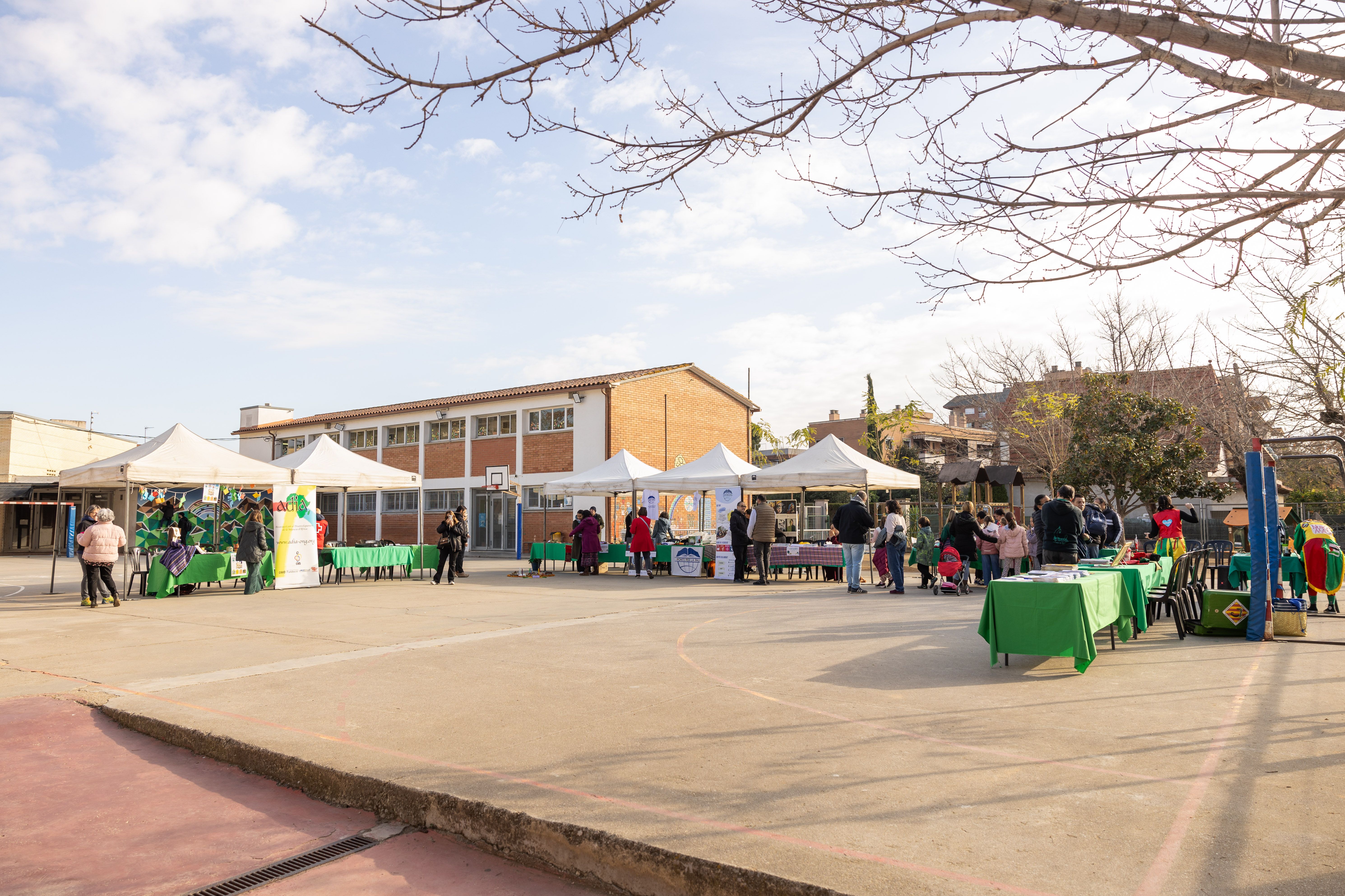 El pati de l’Escola Sant Martí va acollir la Jornada Relats Compartits, amb entitats i famílies compartint espais de convivència i diversitat, en la cloenda de la Tardor Solidària. FOTO: Arnau Padilla