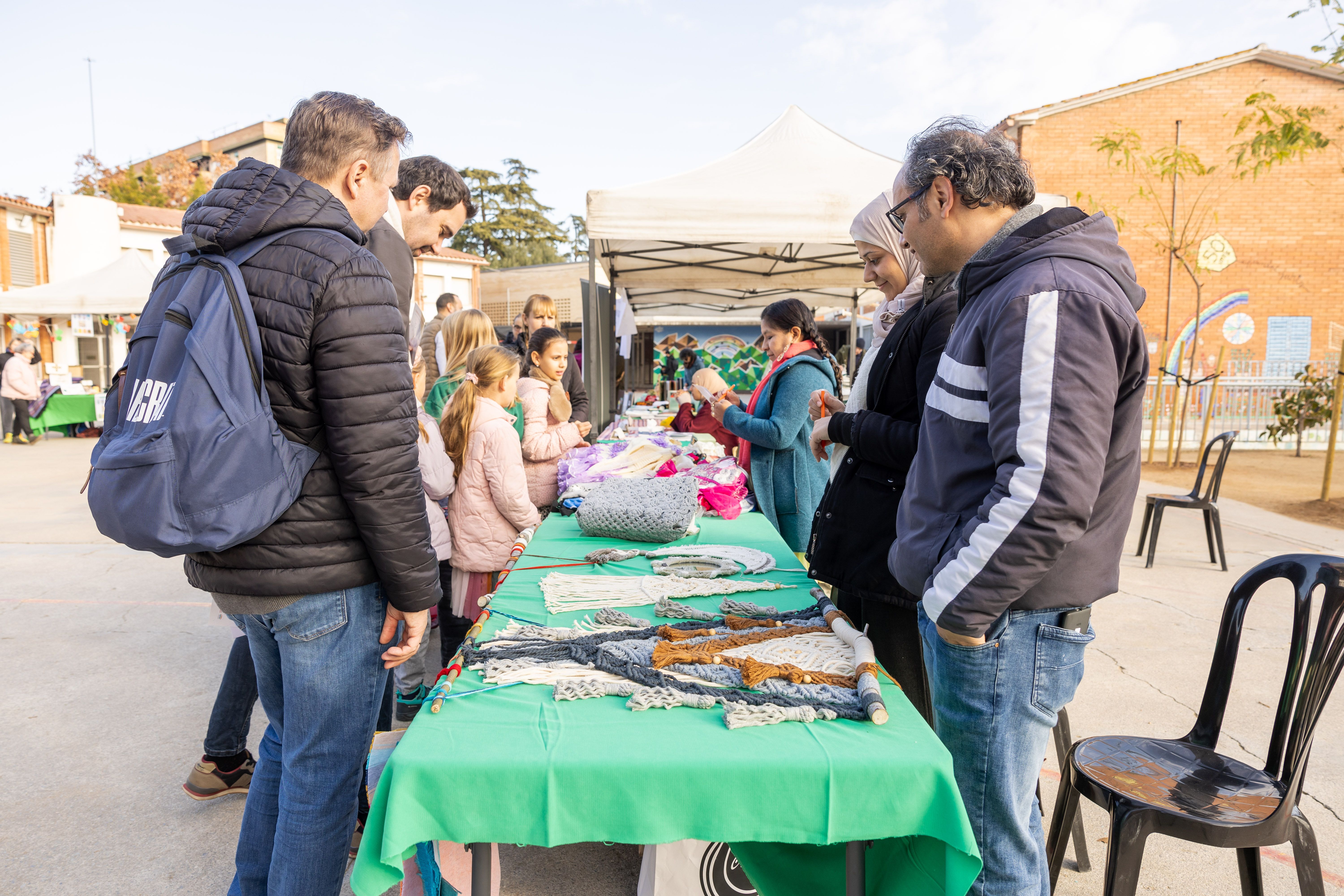 Famílies i veïnat participant en els tallers i parades impulsades per entitats socials i culturals del municipi en la cloenda de la Tardor Solidària . FOTO: Arnau Padilla