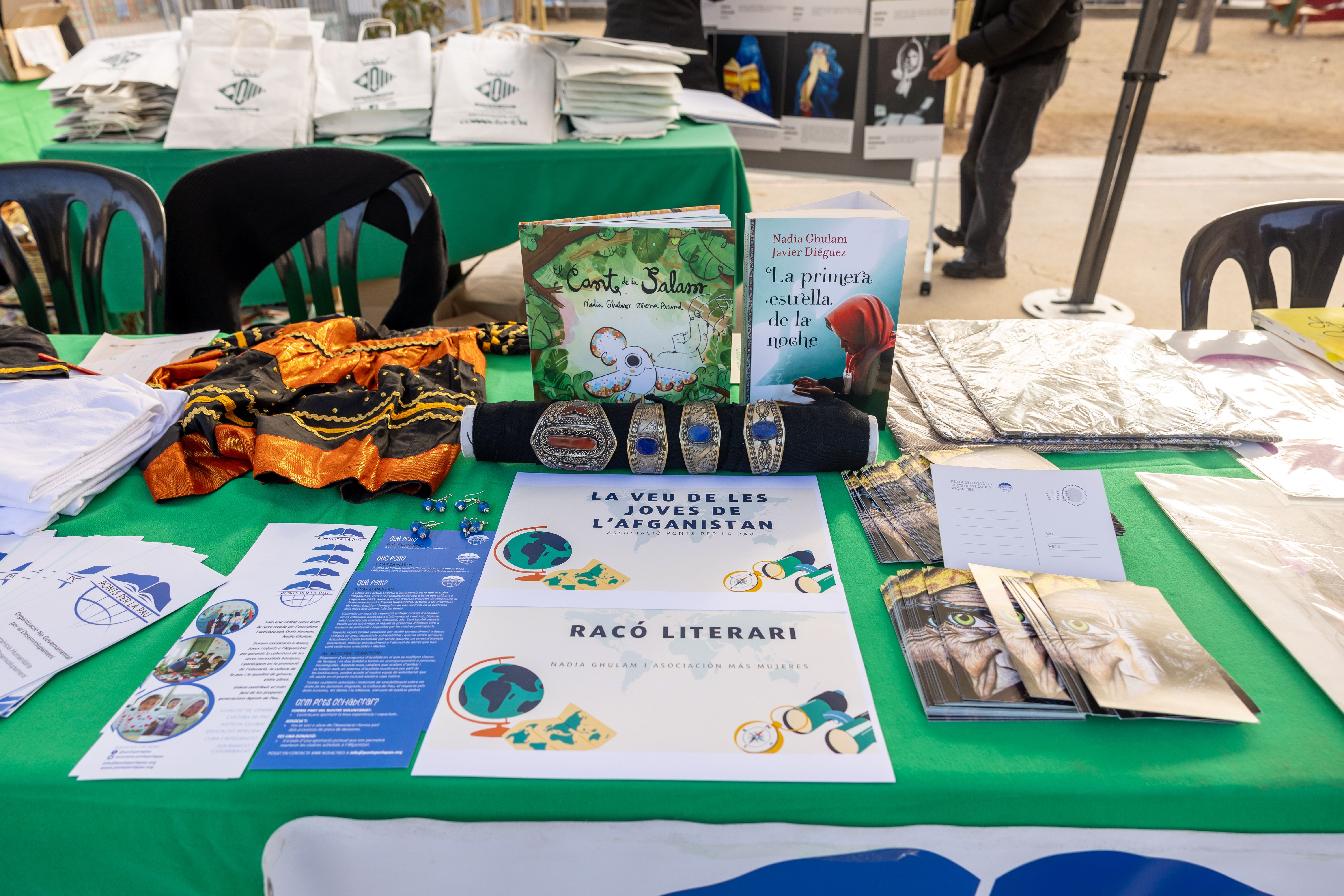 El racó literari, amb la presència de l’escriptora Nadia Ghulam, va donar veu a les joves de l’Afganistan a través de la literatura i el testimoni. Cloenda de la Tardor SolidàriaFOTO: Arnau Padilla
