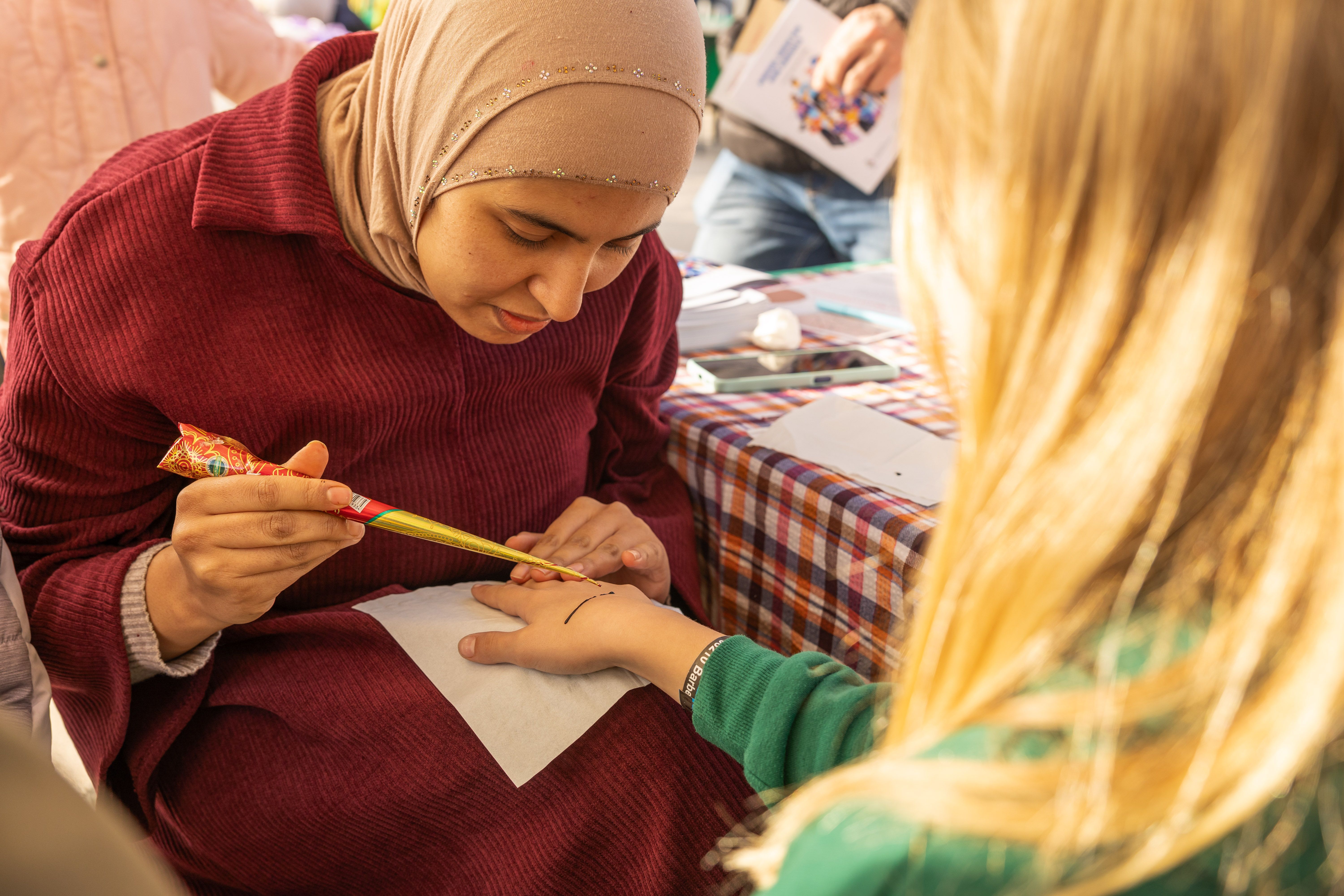 El taller de henna va apropar tradicions culturals a infants i famílies en un ambient de proximitat i aprenentatge en la Tardor Solidària. FOTO: Arnau Padilla