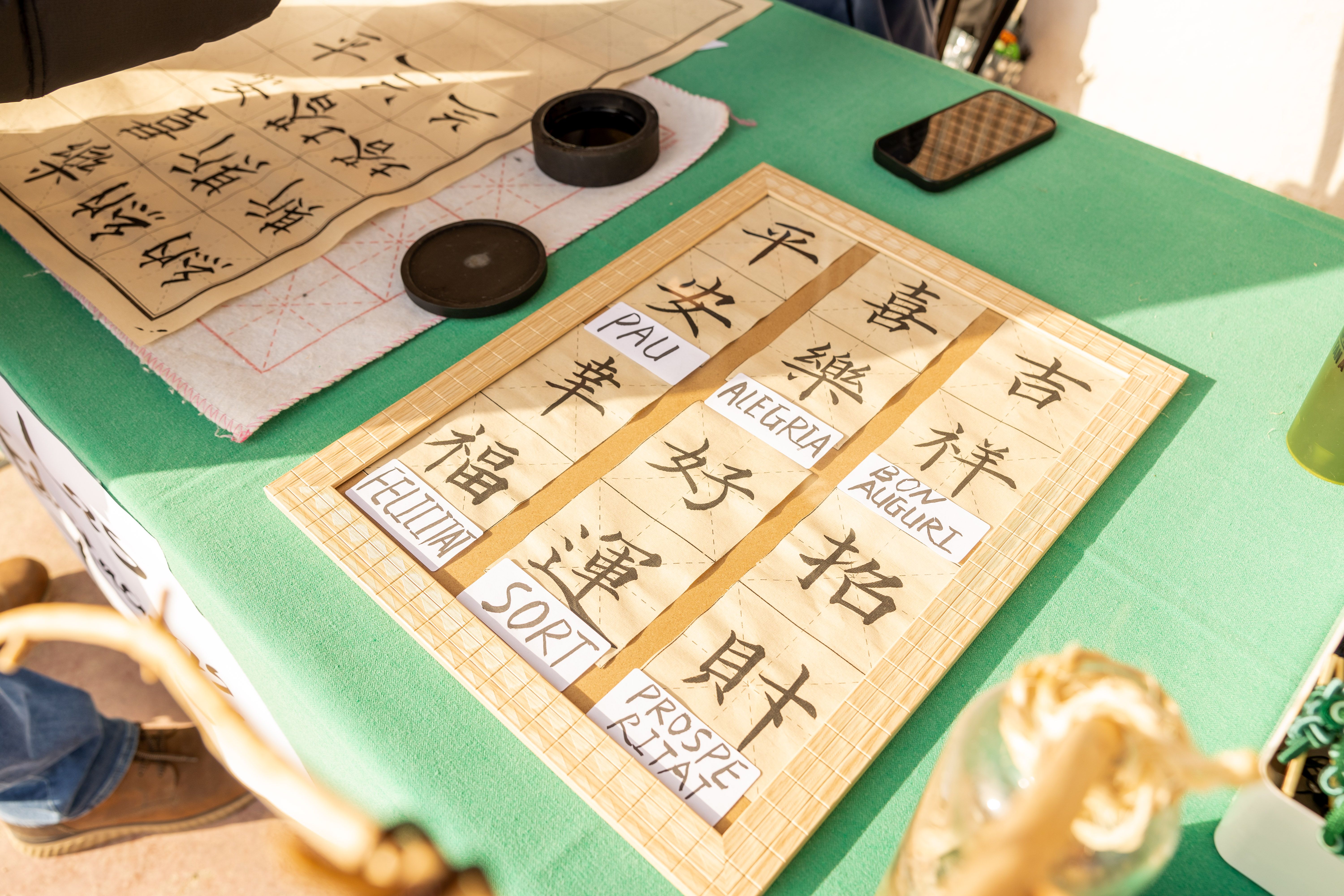 Paraules com pau, felicitat i respecte, escrites en diferents llengües, com a llenguatge universal de convivència en la Tardor Solidària 2025. FOTO: Arnau Padilla