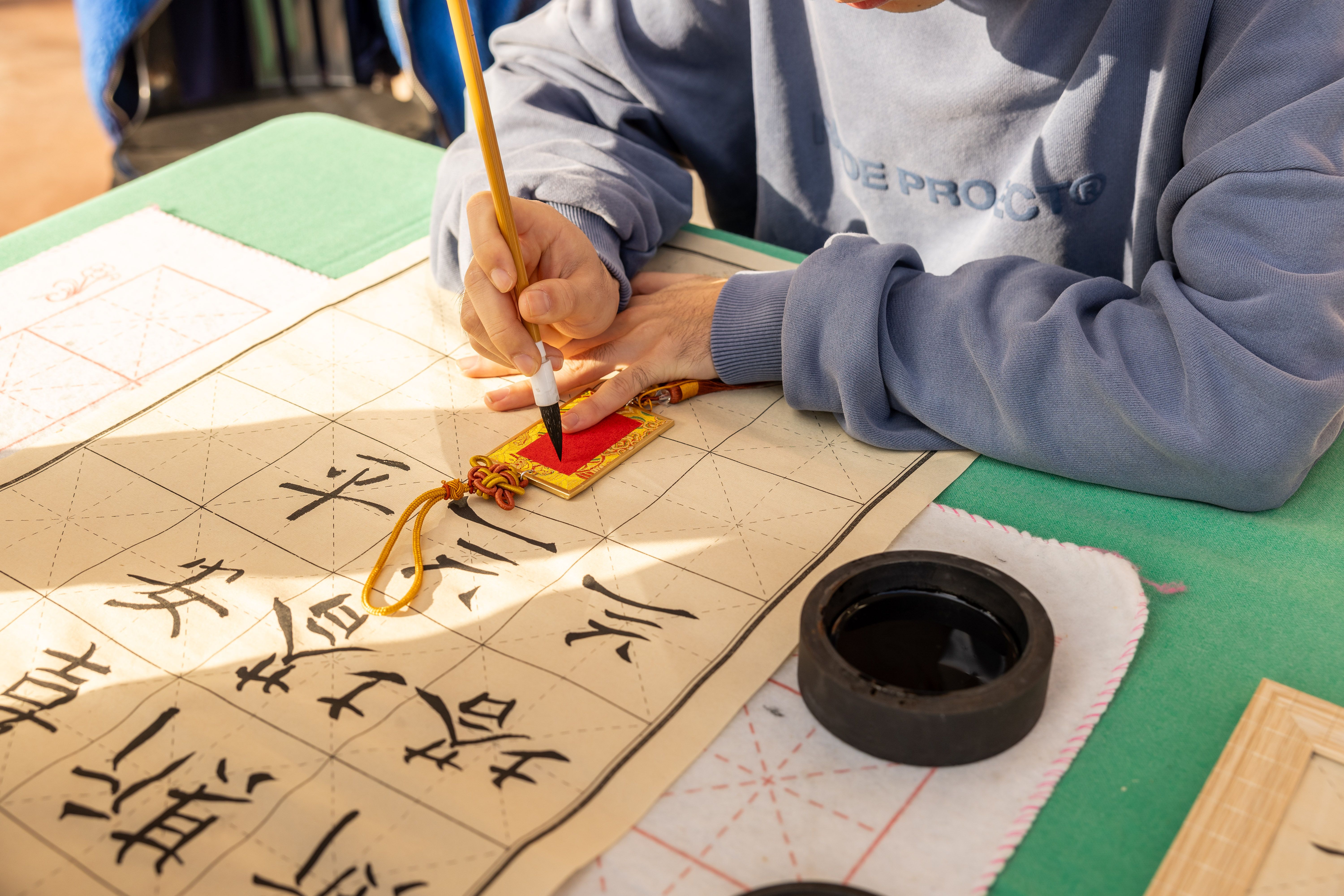 Tallers participatius per descobrir altres llengües i cultures des del respecte i la curiositat, en la Tardor Solidària. FOTO: Arnau Padilla