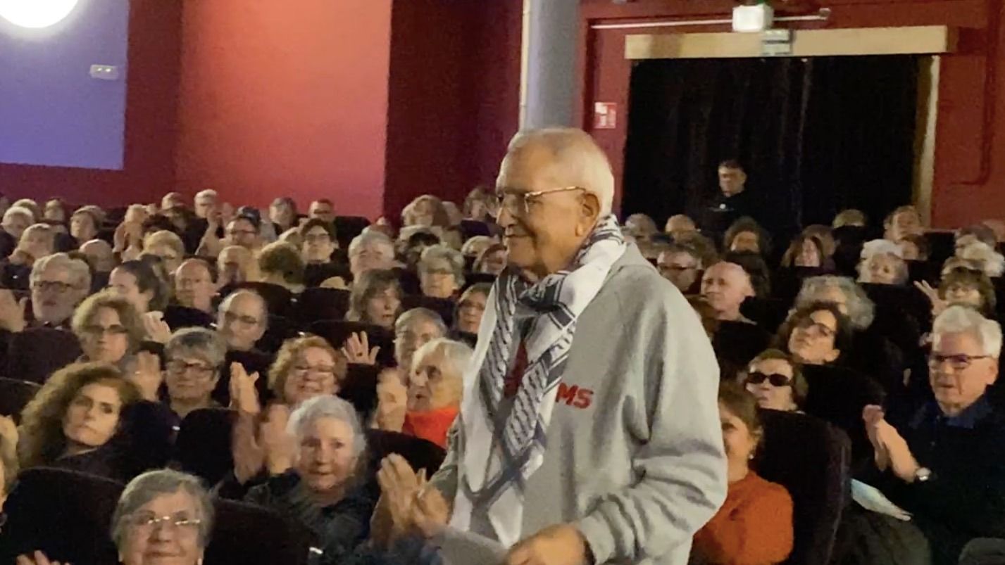El Cinceclub Xiscnèfils va homenatjar a Jordi Mena en la última projecció de la temporada, ahir, dijous 18 de desembre, al Teatre Ateneu de Cerdanyola. FOTO: Juan Antonio Hidalgo