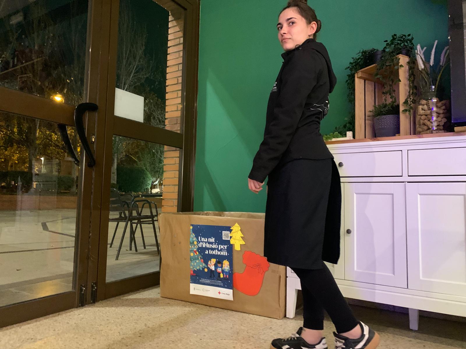 Caixa per la recollida de joguines d'Una Nit d'Il·lusió per a tothom al Bar't de l'Ateneu. FOTO: Judit Josa