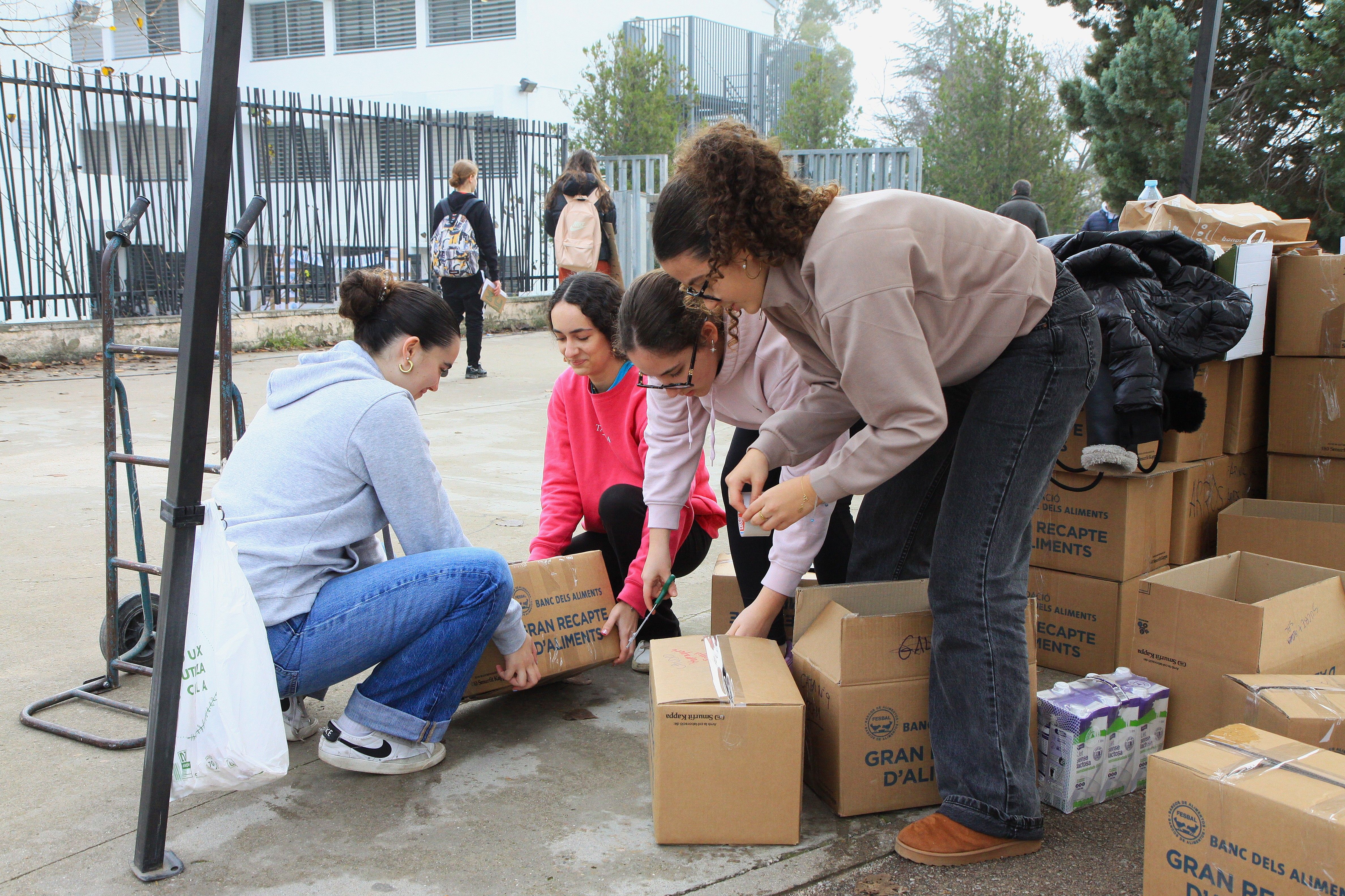 Quatre alumnes del Forat a càrrec de revisar i empaquetar les donacions. Foto: Laia Jubany