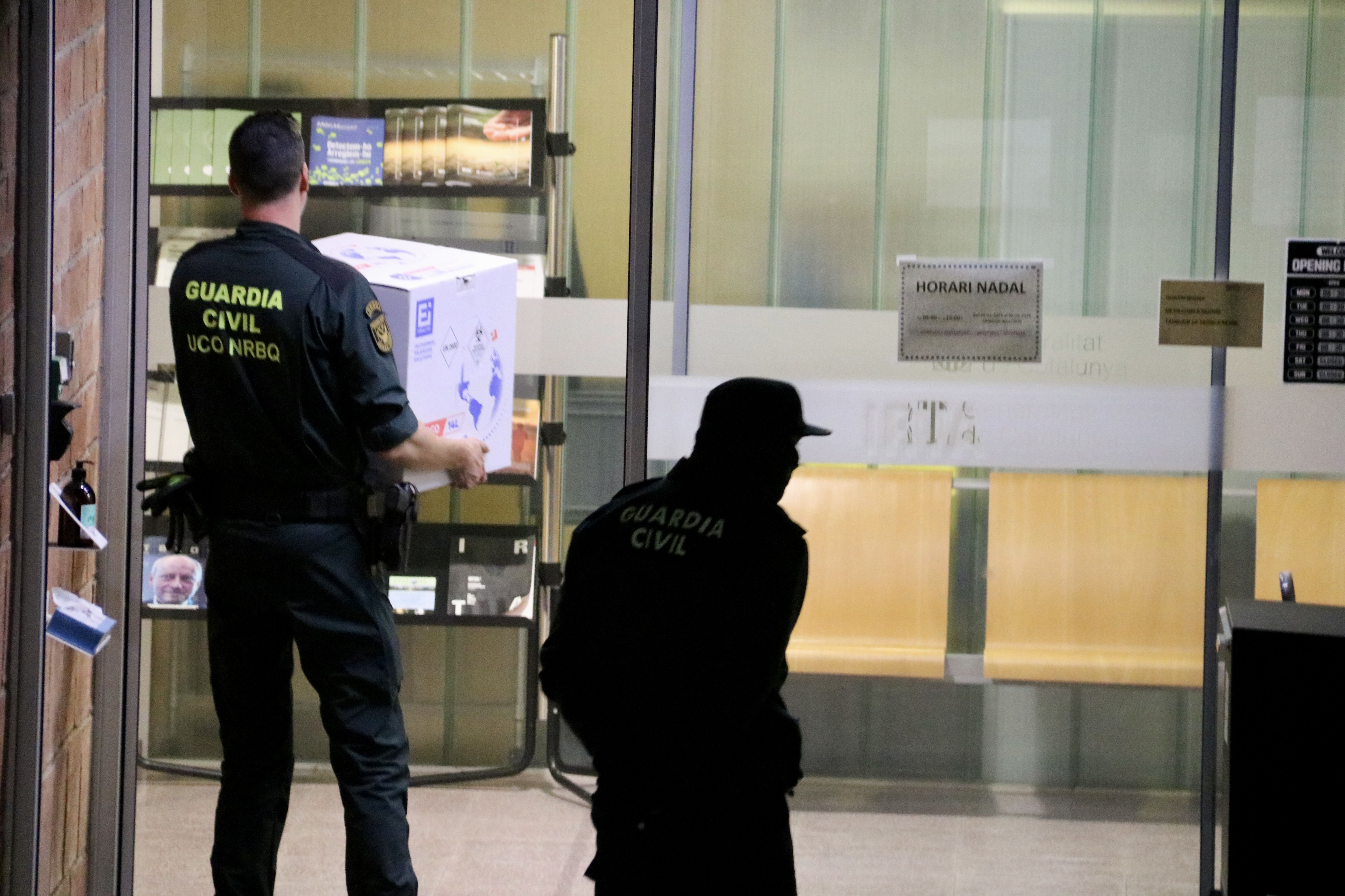 Un agent de la guardia civil durant l'escorcoll al centre de recerca de la Universitat Autònoma de Barcelona, el dijous 18 de desembre. FOTO: ACN (Àlex Recolons) 